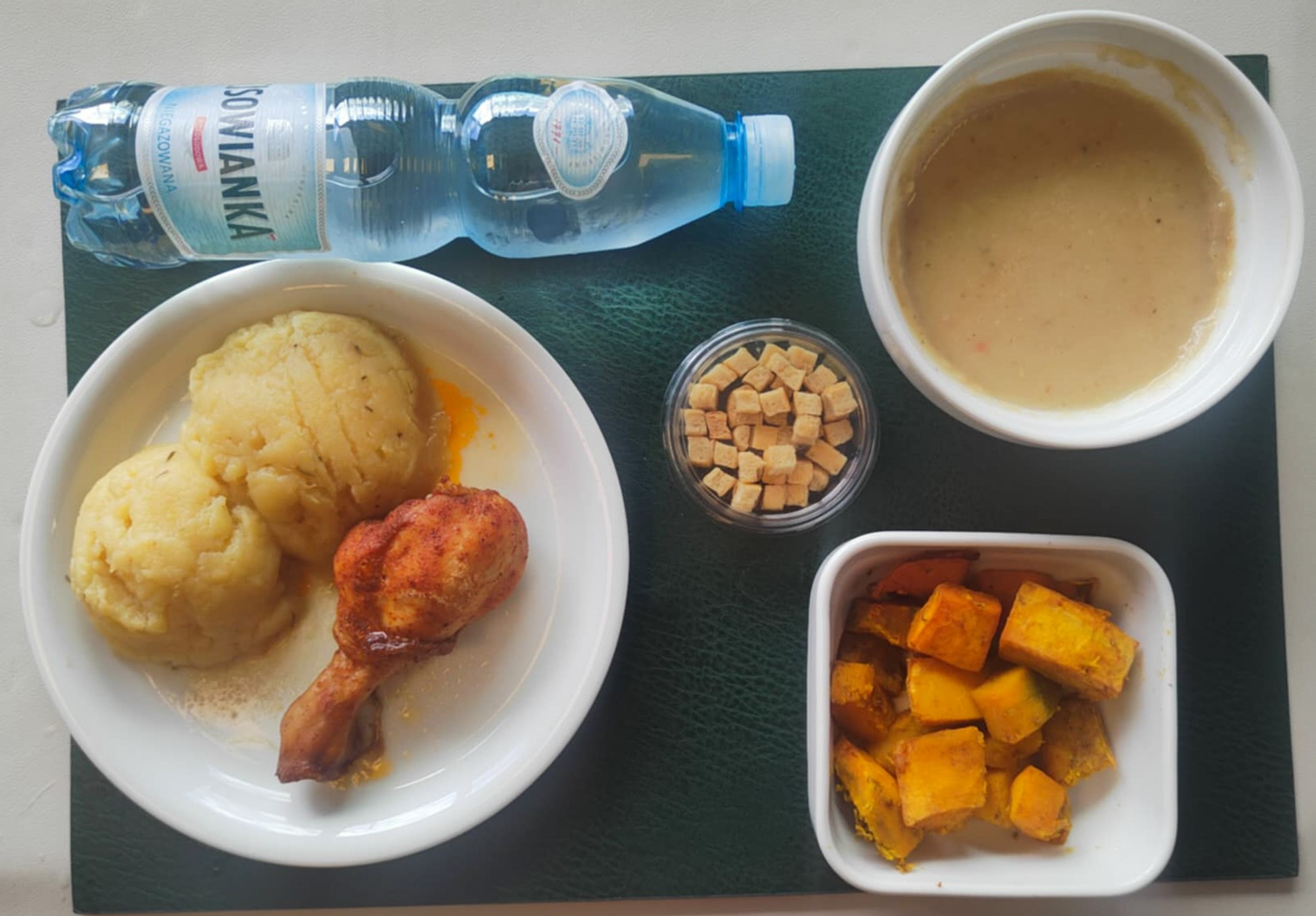 Dieta lekkostrawna  Zupa krem z selera + 300 ml ( SOJ, MLE, SEL,) Grzanki pszenne + 10 g ( GLU PSZ, JAJ, MLE, może zawierać: SOJ, ) Podudzie pieczone + 120 g Puree ziemniaczane + 150 g ( MLE,) Dynia z miodem i cynamonem + 150 g Woda mineralna n/g 0,5l 1 szt