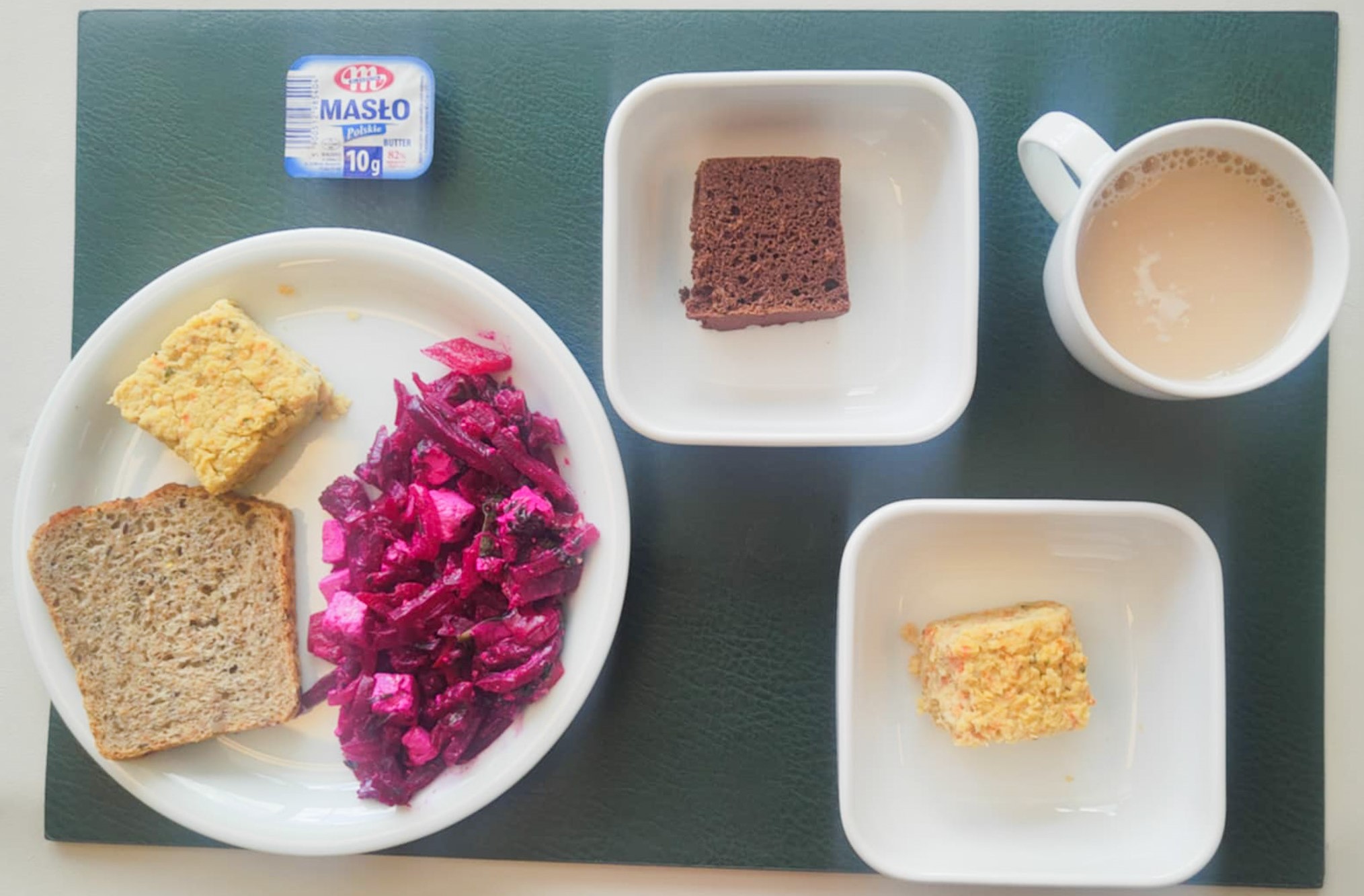 Dieta podstawowa  Chlebek czekoladowy + 30 g ( GLU PSZ,) Mus z prażonych jabłek i dyni + 50 g Chleb ze słonecznikiem i lnem-pszenno-żytni 40 g ( GLU PSZ, GLU ŻYT, ) Masło porcjowane 10g (82% tł.) 1 szt ( MLE,) Pasztet z fasoli + 50 g ( GLU PSZ, JAJ, SEL, GOR, GLU OW, ) Sałatka z buraka, szpinaku z serem feta + 120 g ( MLE, GOR,) Kawa zbożowa z mlekiem z/c 250 ml ( MLE, GLU ŻYT, GLU JĘCZ, )