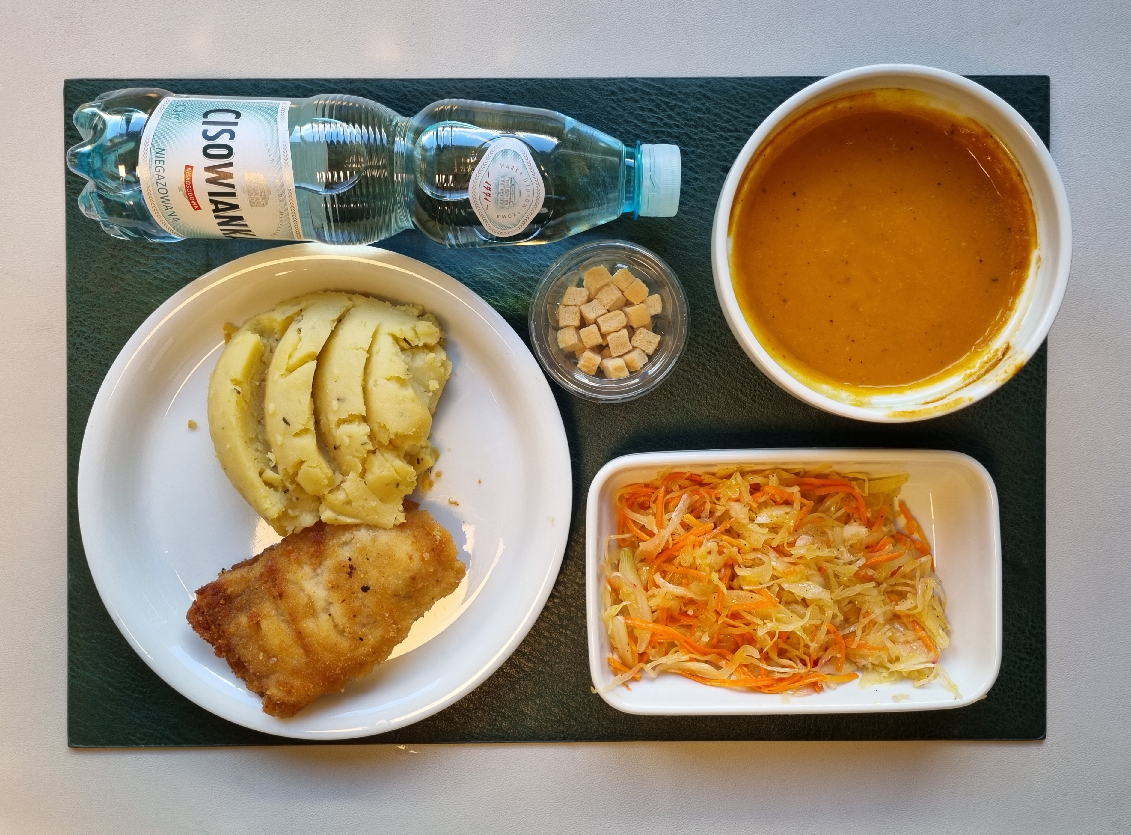 Krem z marchwi + 300 g ( SOJ, SEL,) Orzechy włoskie łuskane 10 g ( ORZ,) Morszczuk panierowany 100g + 100 g ( GLU PSZ, JAJ, RYB,) Puree ziemniaczane + 150 g ( MLE,) Surówka z kapusty kiszonej z olejem b/c + 150 g Woda mineralna n/g 0,5l 1 szt