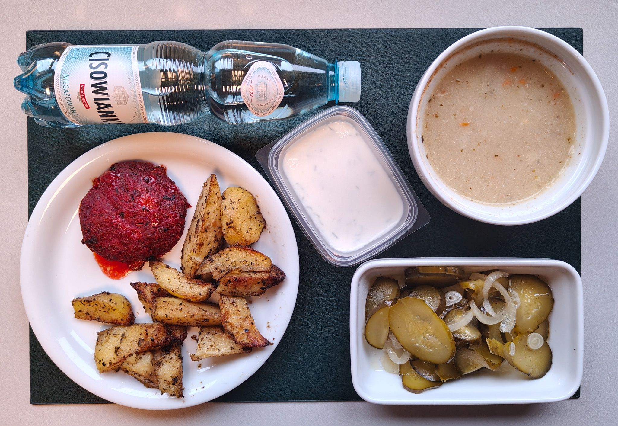 Barszcz biały z ziemniakami + 300 g ( GLU PSZ, SOJ, MLE, SEL, GLU ŻYT, ) Burger z buraka z serem mozzarella + 80 g (GLU PSZ, JAJ, MLE, GOR, ) Dip jogurtowy o smaku czosnkowym + 100 g (MLE,) Ziemniaki łódeczki pieczone w ziołach + 150 g Ogórek kiszony z cebulką + 150 g Woda mineralna n/g 0,5l 1 szt
