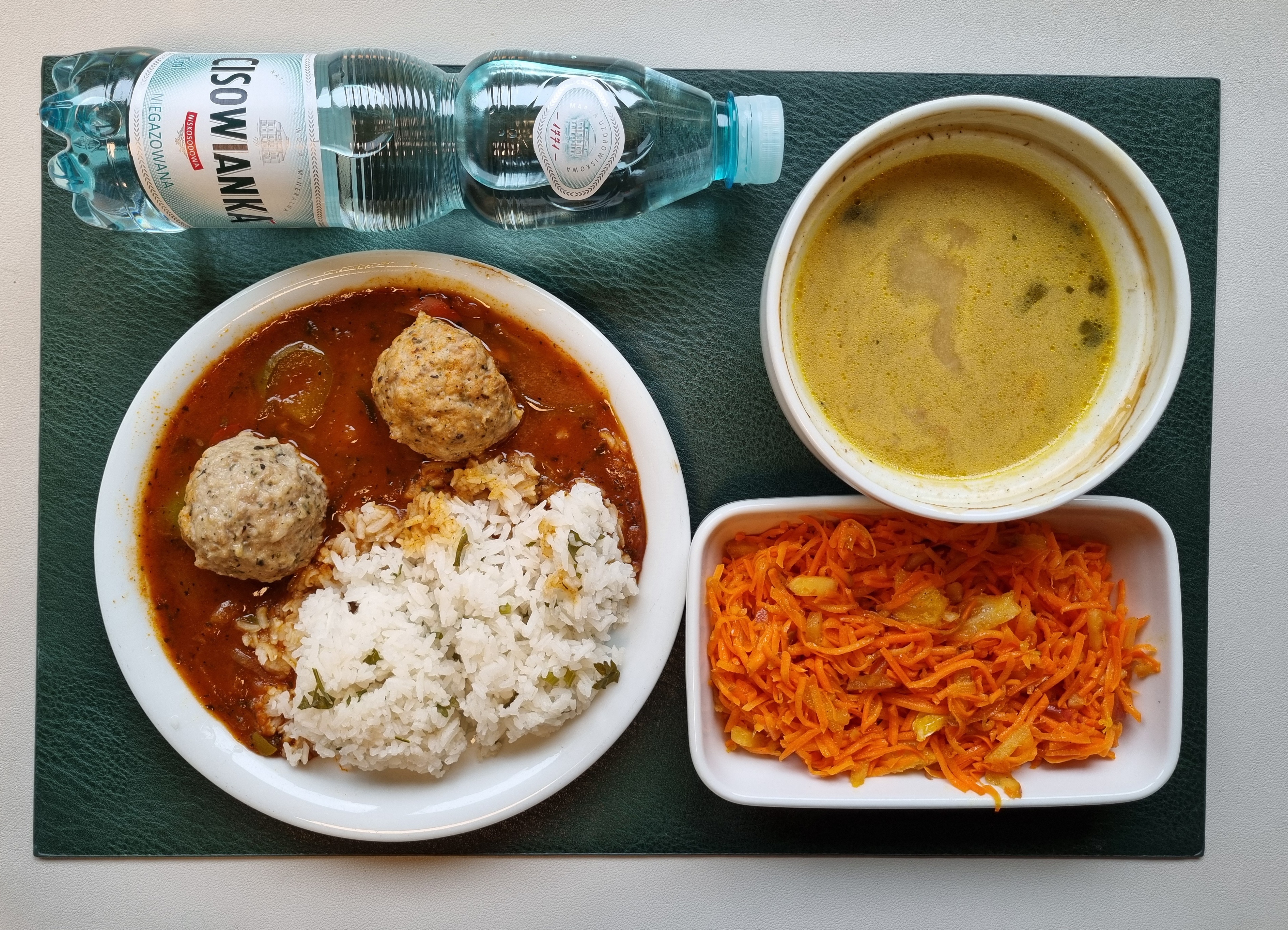 Zupa pieczarkowa + 255 g ( SOJ, MLE, SEL,) Makaron pełnoziarnisty świderki + 45 g (GLU PSZ,) Pulpet z indyka + 100 g ( GLU PSZ, JAJ,) Sos cygański + 100 g Ryż basmati z natką pietruszki + 150 g Surówka z marchwi, jabłka i pomarańczy b/c +  150 g Woda mineralna n/g 0,5l 1 szt