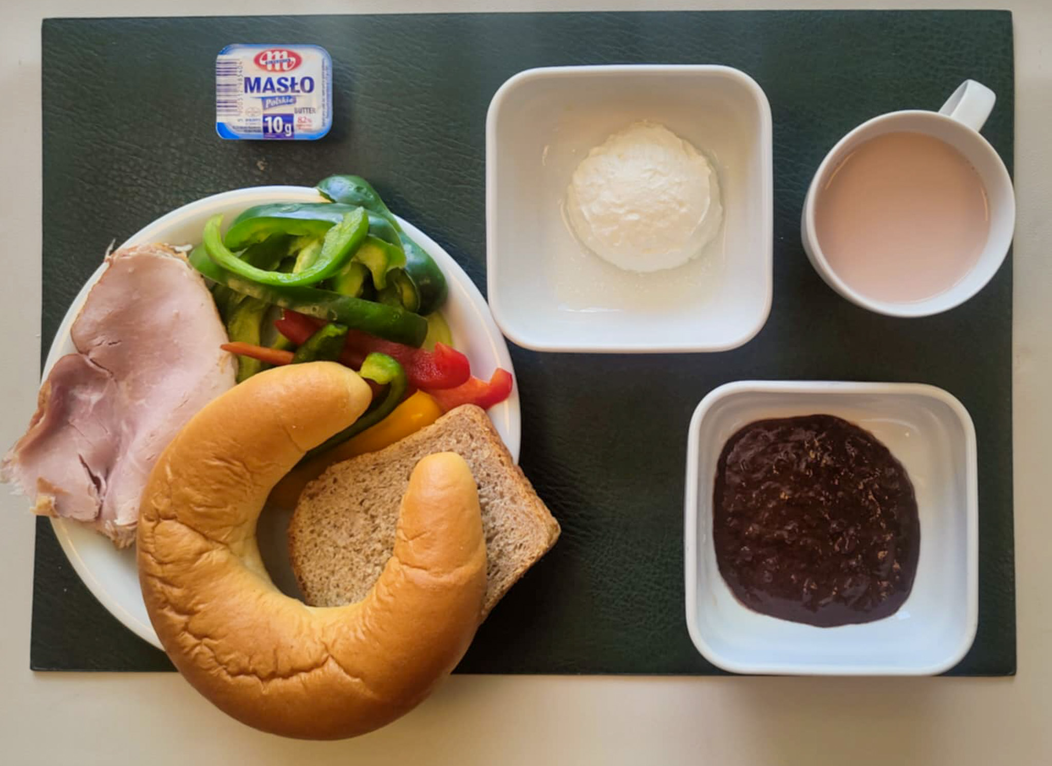 Dieta podstawow  Rogal drożdżowy 50g 1 szt ( GLU PSZ, MLE, GLU ŻYT, ) Chleb Graham 30 g (GLU PSZ,) Masło porcjowane 10g (82% tł.) 1 szt ( MLE,) Szynka od Zduna-wędzonka wieprzowa,szynka wędzona,parzona 50 g Twarożek domowy waniliowy + 50 g ( MLE, może zawierać: GLU PSZ, JAJ, OZI, SOJ, MLE, ORZ, SEZ, ) Domowa czekośliwka + 50 g ( SOJ, może zawierać: GLU PSZ, JAJ, OZI, MLE, ORZ, SEZ, ) Słupki papryki kolorowej + 120 g Kakao z mlekiem z/c 250 ml ( MLE,) 