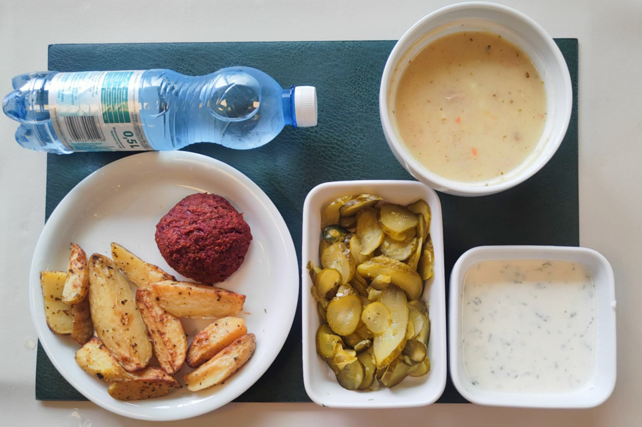 Dieta podstawowa  Barszcz biały z ziemniakami + 300 g ( GLU PSZ, SOJ, MLE, SEL, GLU ŻYT, ) Burger z buraka z serem mozzarella 80g + 80 g (GLU PSZ, JAJ, MLE, GOR, ) Dip jogurtowy o smaku czosnkowym + 100 g (MLE,) Ziemniaki łódeczki pieczone w ziołach + 150 g Ogórek kiszony małosolny + 150 g ( GOR,) Woda mineralna n/g 0,5l 1 szt