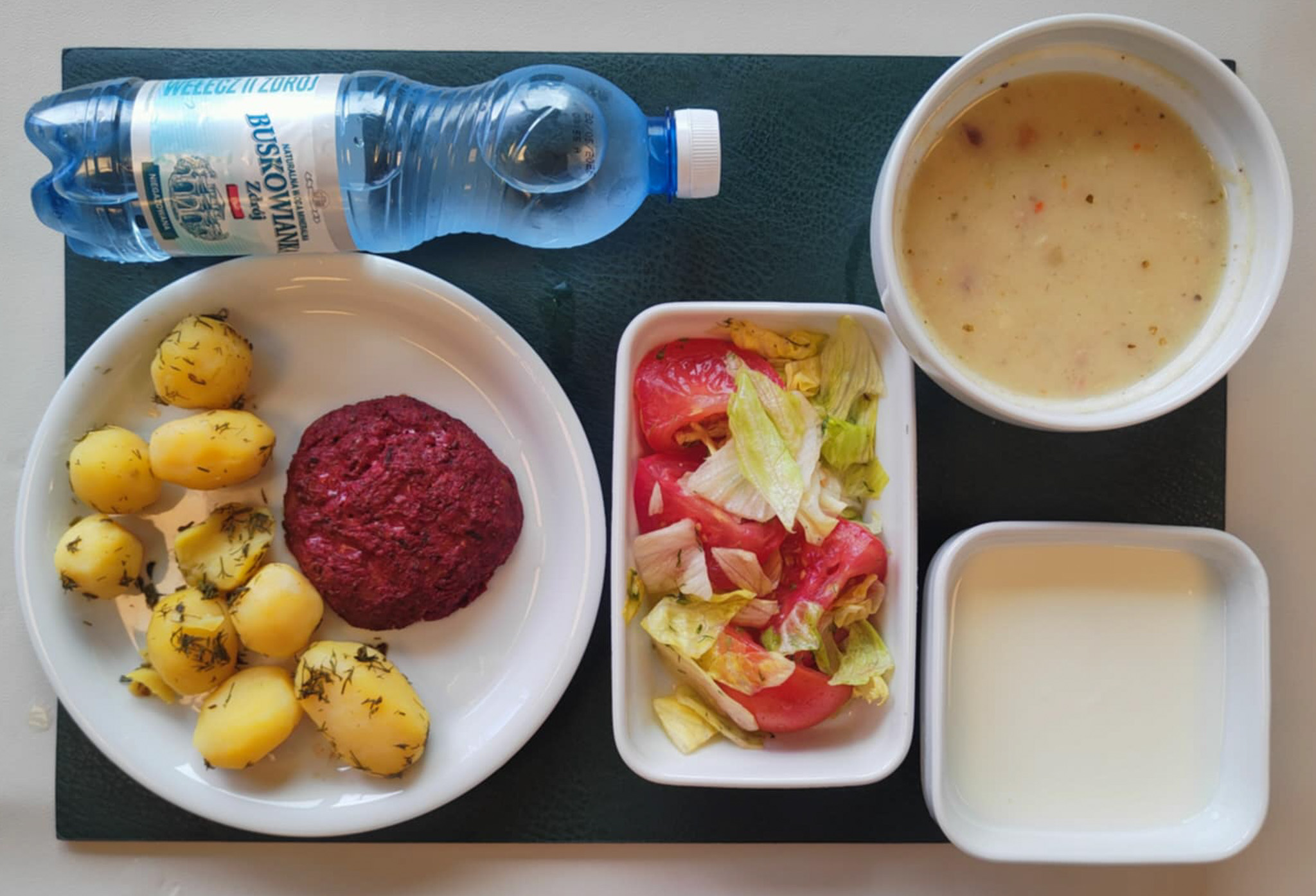 Dieta lekkostrawna  Barszcz biały z ziemniakami + 300 g ( GLU PSZ, SOJ, MLE, SEL, GLU ŻYT, ) Burger z buraka z serem mozzarella (dieta) + 80 g (GLU PSZ, JAJ, MLE, ) Dip jogurtowy naturalny + 100 g ( MLE,) Ziemniaki gotowane z koperkiem + 150 g Sałata lodowa z pomidorami i olejem + 150 g Woda mineralna n/g 0,5l 1 szt