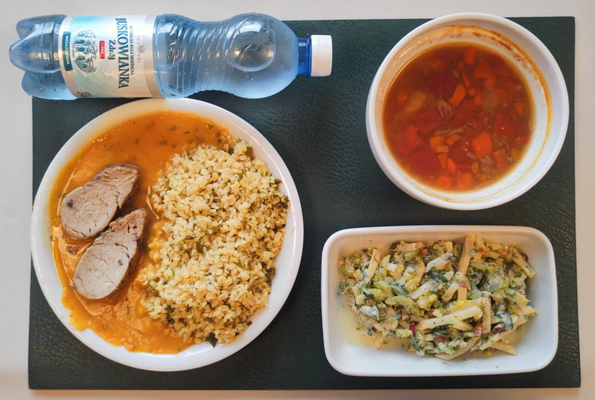 Dieta z ograniczeniem łatwoprzyswajalnych węglowodanów, ubogoenergetyczna, bogatoresztkowa   Zupa z soczewicą i warzywami + 300 g ( GLU PSZ, SOJ, SEL,) Polędwiczka wieprzowa pieczona dieta + 100 g Sos jarzynowy dieta + 100 g ( MLE,) Kasza bulgur z natką pietruszki + 150 g ( GLU PSZ,) Surówka z selera naciowego z koprem włoskim bez cukru + 150 g ( MLE, SEL,) Woda mineralna n/g 0,5l 1 szt