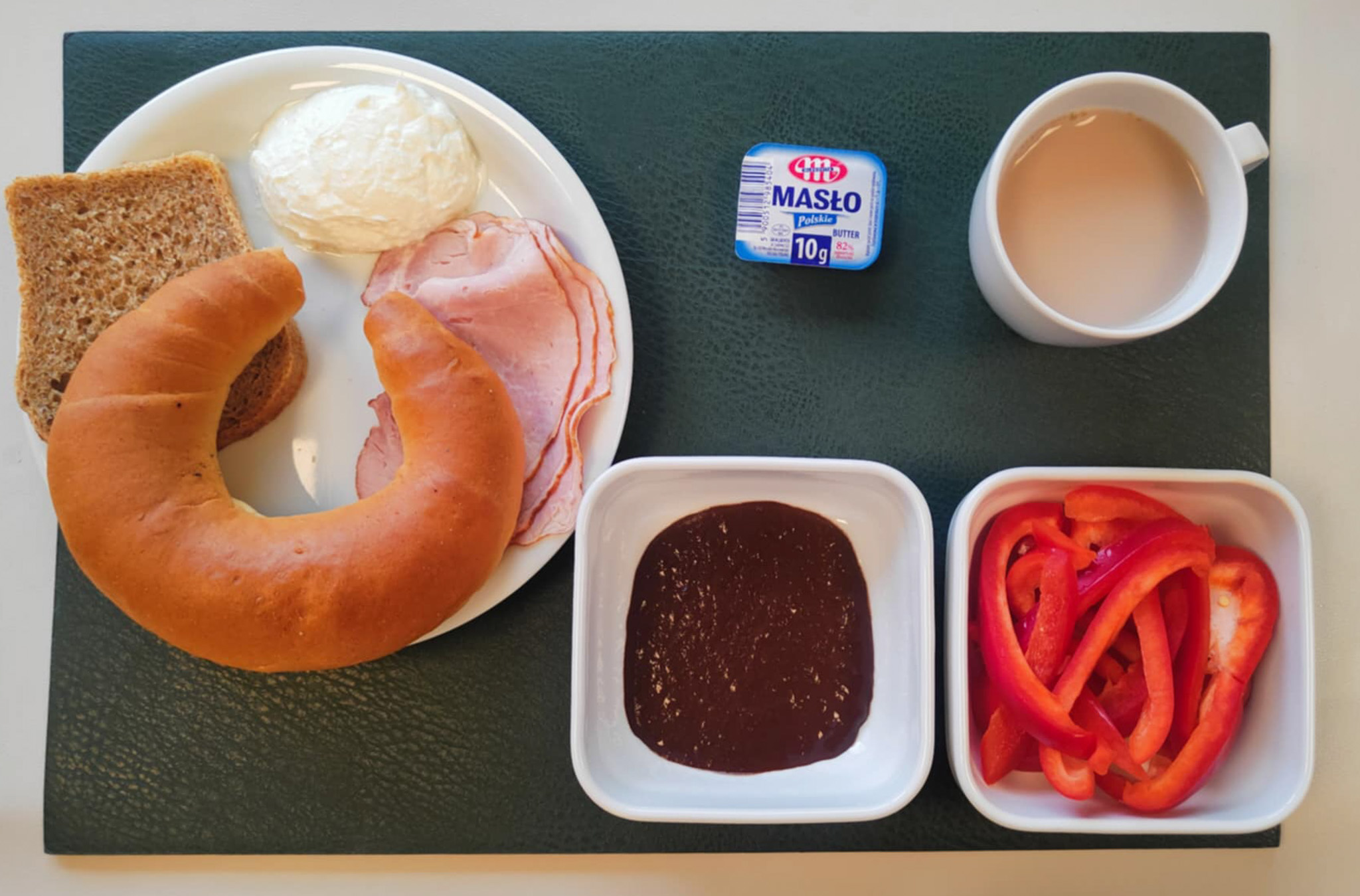 Dieta podstawowa  Rogal drożdżowy 50g 1 szt ( GLU PSZ, MLE, GLU ŻYT, ) Chleb Graham 30 g ( GLU PSZ,) Masło porcjowane 10g (82% tł.) 1 szt ( MLE,) Szynka od Zduna-wędzonka wieprzowa,szynka wędzona,parzona 50 g Twarożek domowy waniliowy + 50 g ( MLE, może zawierać: GLU PSZ, JAJ, OZI, SOJ, MLE, ORZ, SEZ,) Domowa czekośliwka + 50 g ( SOJ, może zawierać: GLU PSZ, JAJ, OZI, MLE, ORZ, SEZ, ) Słupki papryki kolorowej 120 g Kakao z mlekiem z/c 250 ml ( MLE,)