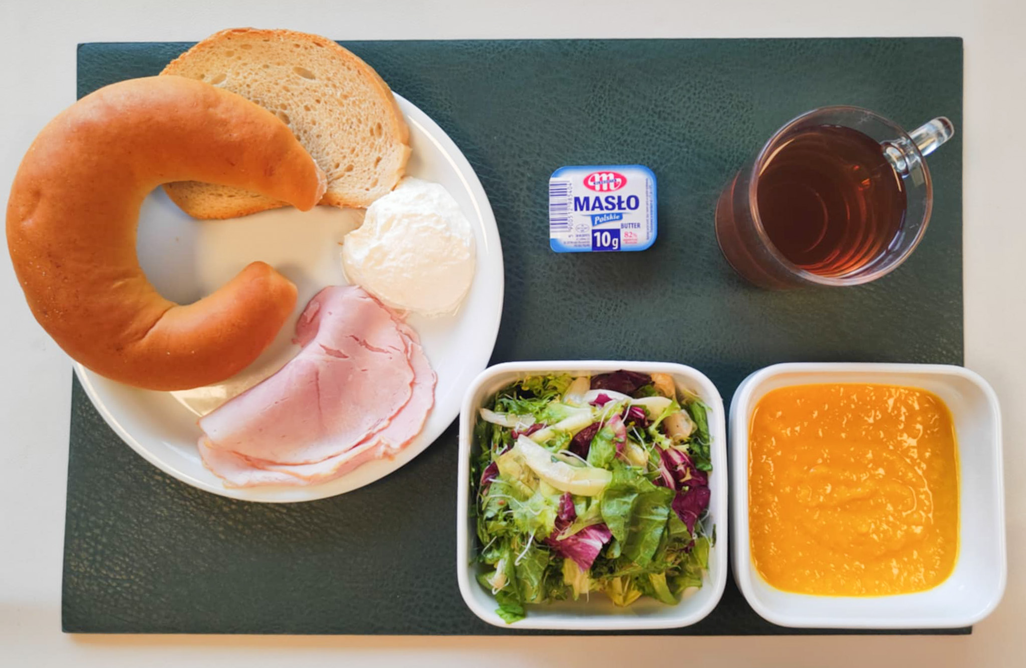 Dieta lekkostrawna  Rogal drożdżowy 50g 1 szt ( GLU PSZ, MLE, GLU ŻYT, ) Chleb mieszany pszenno-żytni 30 g ( GLU PSZ, GLU ŻYT, ) Masło porcjowane 10g (82% tł.) 1 szt ( MLE,) Szynka od Zduna-wędzonka wieprzowa,szynka wędzona,parzona 50 g Twarożek domowy waniliowy + 50 g ( MLE, może zawierać: GLU PSZ, JAJ, OZI, SOJ, MLE, ORZ, SEZ,) Mus bananowy z jabłkami i mango + 100 g Mix sałat z olejem i kiełkami lucerny + 120 g Herbata czarna ekspresowa z cytryną Cateringowa z/c 250 ml