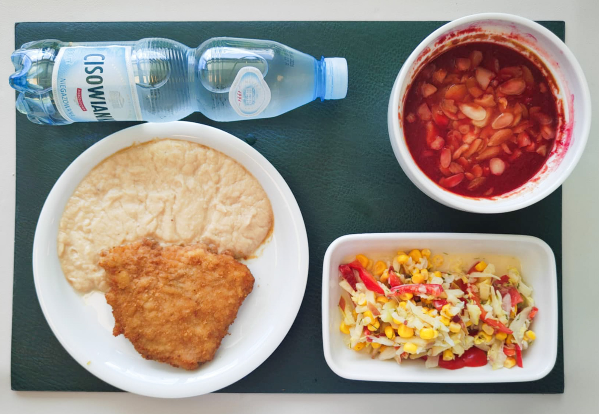 Dieta podstawowa   Zupa krem z buraków + 300 ml ( SOJ, SEL,) Prażone płatki migdałów 10 g ( ORZ,) Kotlet schabowy panierowany + 100 g ( GLU PSZ, JAJ,) Puree z kalafiora + 150 g ( MLE,) Surówka z kapusty pekińskiej, kukurydzą, papryką czerwoną i koperkiem b/c + 150 g (MLE,) Woda mineralna n/g 0,5l 1 szt