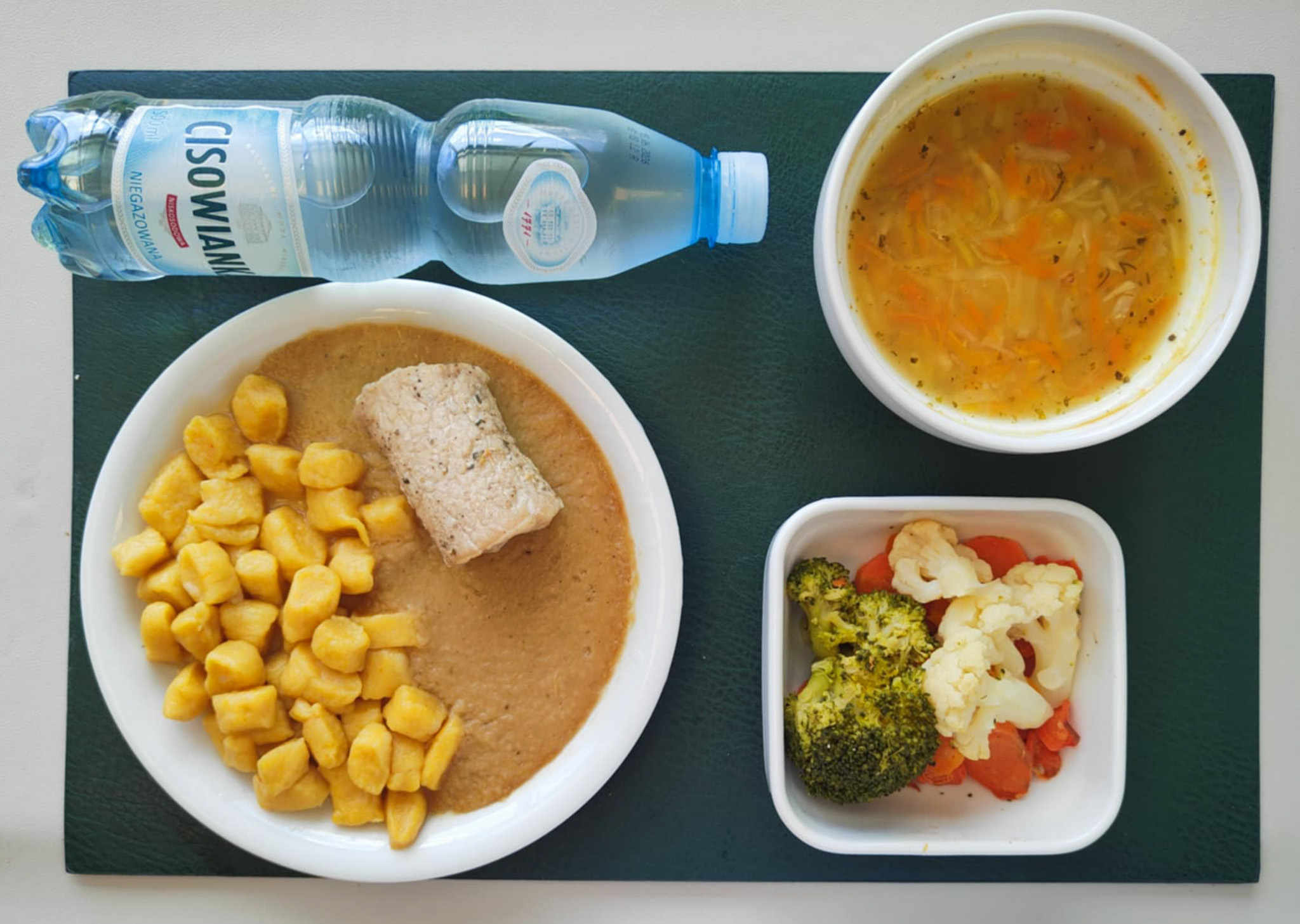 Dieta lekkostrawna   Zupa ziemniaczana + 300 g ( MLE, SEL,) Zrazik wieprzowy zawijany dieta + 100 g (MLE,) Sos pietruszkowy + 100 g ( SOJ, MLE,) Kopytka dyniowe + 150 g ( GLU PSZ, JAJ,) Bukiet warzyw gotowanych + 150 g Woda mineralna n/g 0,5l 1 szt