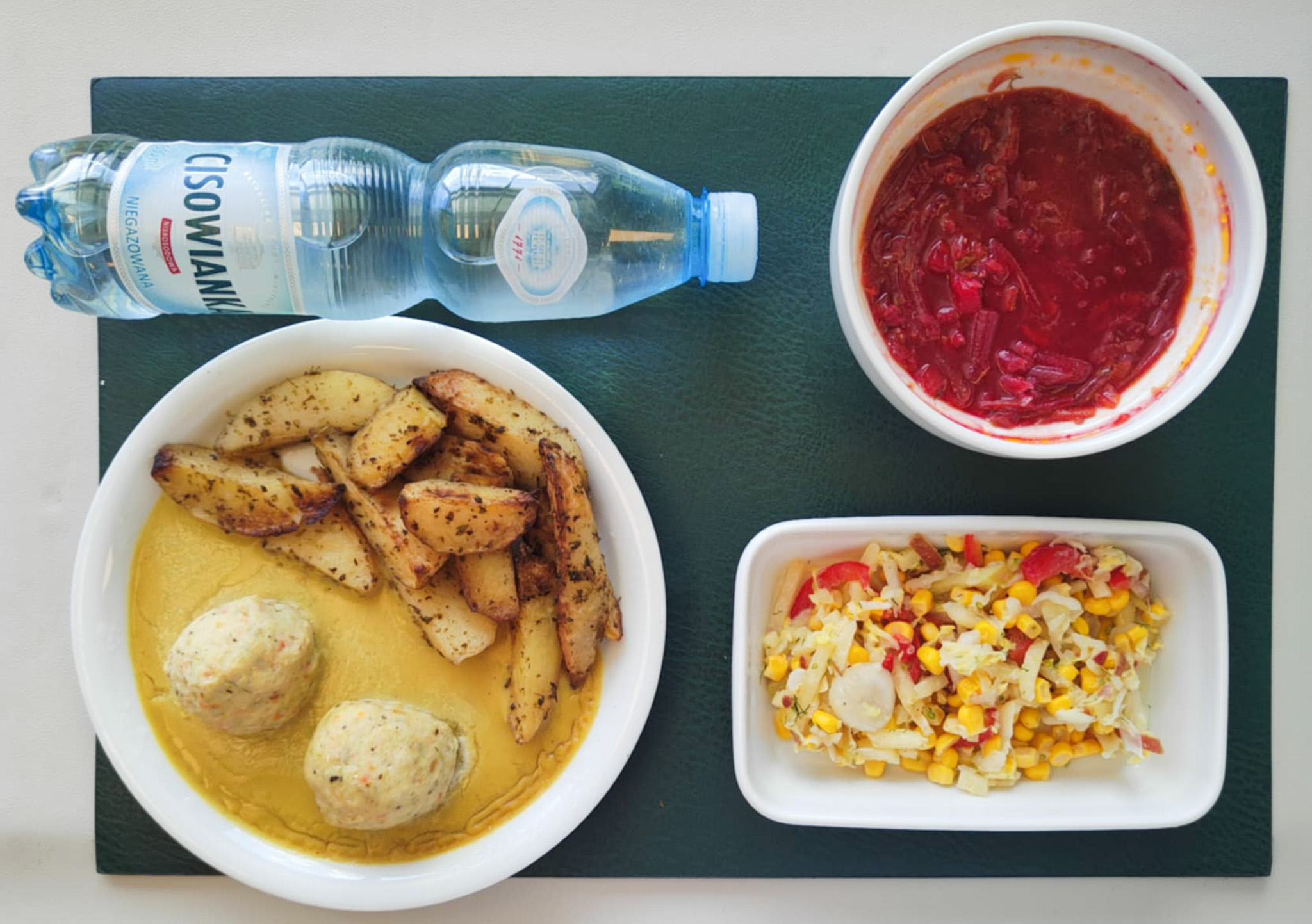 Dieta z ograniczeniem łatwoprzyswajalnych węglowodanów, ubogoenergetyczna, bogatoresztkowa     Barszcz ukraiński z ziemniakami + 300 g (SOJ, MLE, SEL,) Medaliony z morszczuka z warzywami + 100 g (JAJ, RYB,) Sos musztardowy + 100 g ( GOR,) Ziemniaki łódeczki pieczone w ziołach + 150 g Surówka z kapusty pekińskiej, kukurydzą, papryką czerwoną i koperkiem b/c + 150 g (MLE,) Woda mineralna n/g 0,5l 1 szt