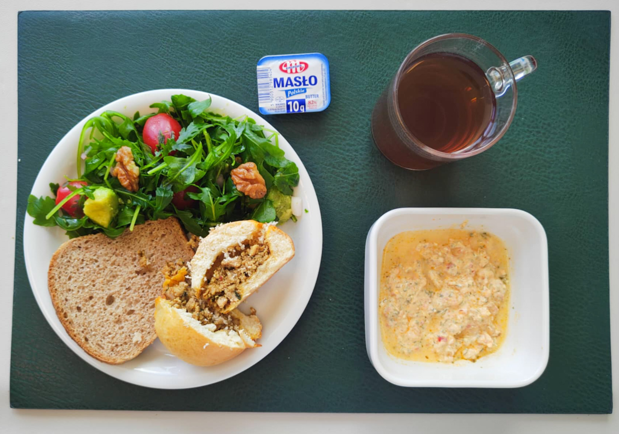 Dieta podstawowa  Bułka z kurczakiem orientalnym + 80 g ( GLU PSZ, JAJ, MLE, SEZ, ) Chleb Graham 30 g ( GLU PSZ,) Masło porcjowane 10g (82% tł.) 1 szt ( MLE,) Pasta twarogowa z zieloną pietruszką + 50 g ( MLE,) Sałatka z rukolą i awokado + 120 g ( SOJ, ORZ,) Herbata ekspresowa owocowa Cateringowa z/c 250 ml