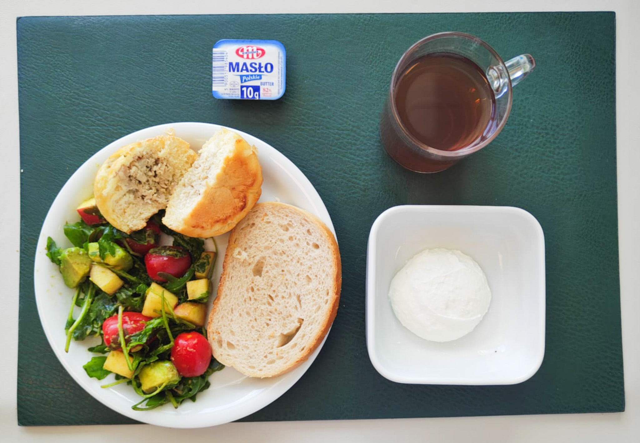 Dieta lekkostrawna  Bułka z kurczakiem naturalnym + 80 g ( GLU PSZ, JAJ, SOJ, MLE, ) Chleb mieszany pszenno-żytni 40 g ( GLU PSZ, GLU ŻYT, ) Masło porcjowane 10g (82% tł.) 1 szt ( MLE,) Twarożek + 50 g ( MLE,) Sałatka z rukolą i awokado (dieta) + 120 g ( SOJ,) Herbata ekspresowa owocowa Cateringowa z/c 250 ml