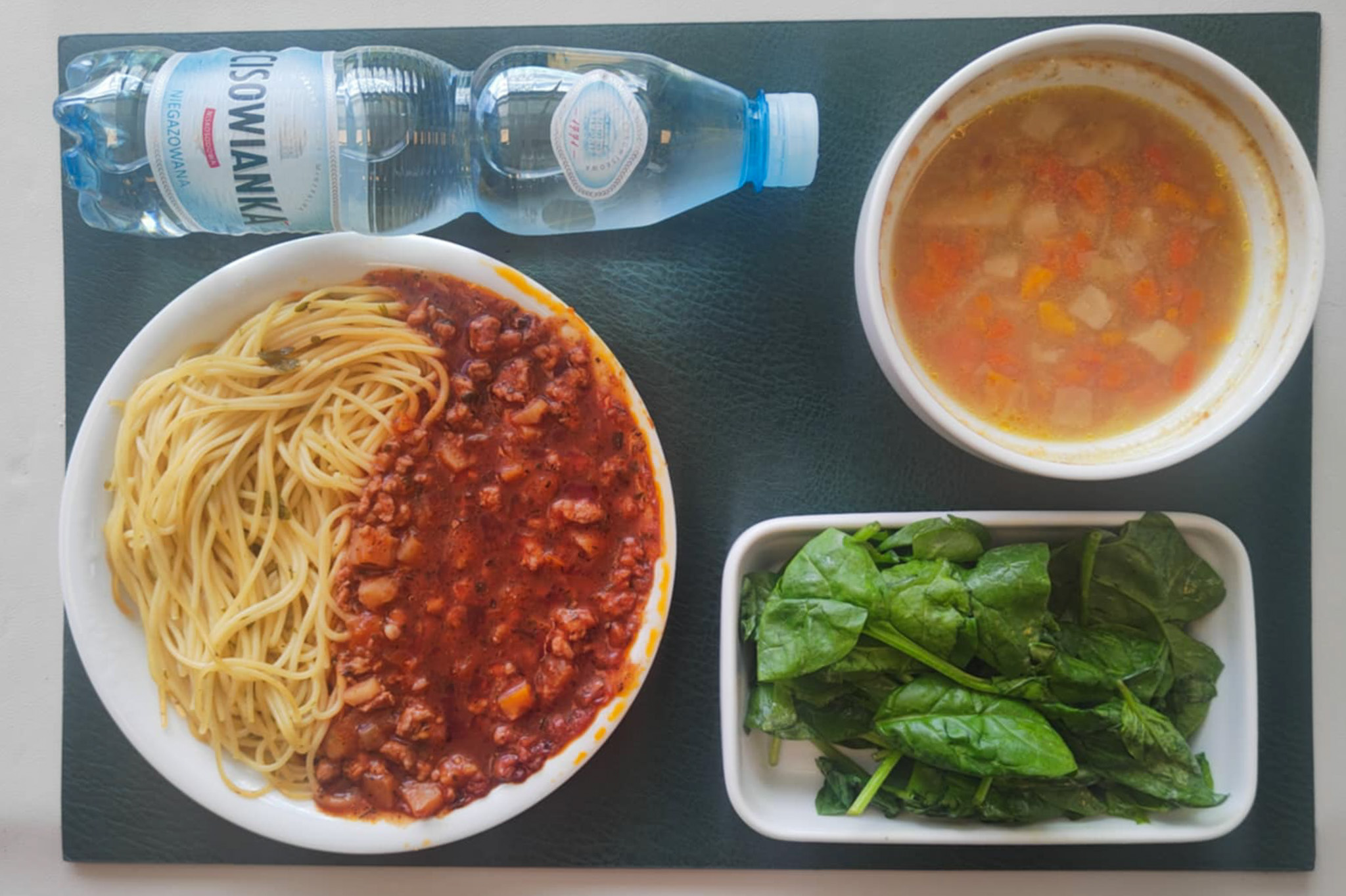 Dieta podstawowa  Zupa jarzynowa z ziemniakami + 300 ml ( SOJ, MLE, SEL,) Sos boloński z wieprzowiną + 150 g ( SEL,) Makaron spaghetti z natką pietruszki + 150 g (GLU PSZ,) Szpinak baby z dressingiem + 80 g ( GOR,) Woda mineralna n/g 0,5l 1 szt