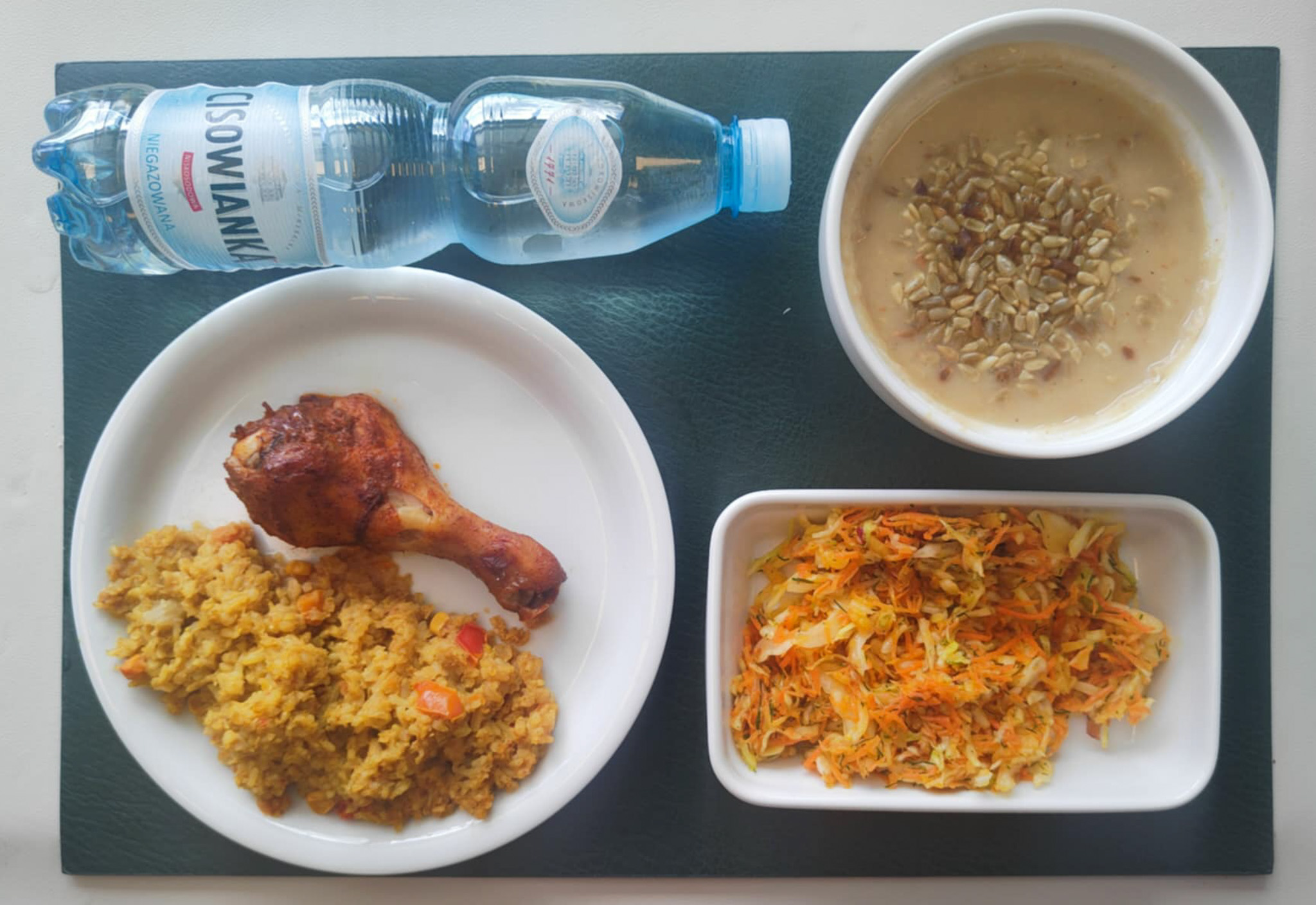 Dieta z ograniczeniem łatwoprzyswajalnych węglowodanów, ubogoenergetyczna, bogatoresztkowa    Zupa krem z selera + 300 ml ( SOJ, MLE, SEL,) Słonecznik ziarna prażone + 10 g Podudzie pieczone + 120 g Brązowy ryż smażony z warzywami curry + 150 g (JAJ, SOJ,) Surówka z białej kapusty z marchwią + 150 g Woda mineralna n/g 0,5l 1 szt