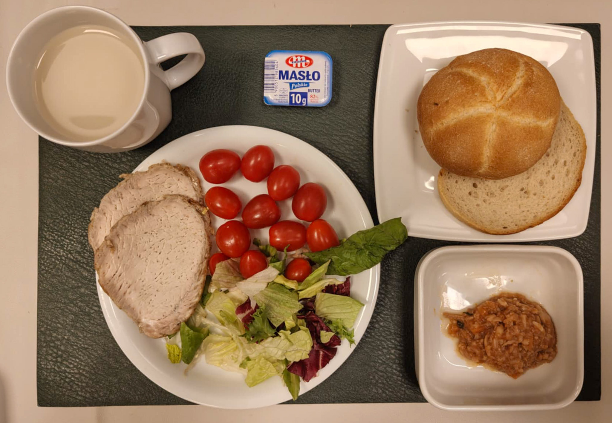 Domowe ciasteczka owsiane + 60 g ( GLU PSZ, JAJ, MLE, GLU OW, ) Bułka pszenna kajzerka 50g 1 szt ( GLU PSZ, GLU ŻYT, ) Chleb mieszany pszenno-żytni 25 g ( GLU PSZ, GLU ŻYT, ) Masło porcjowane 10g (82% tł.) 1 szt ( MLE,) Paprykarz z morszczuka dieta + 50 g ( RYB, SOJ, SEL,) Schab pieczony cały na kanapki + 50 g Pomidorki koktajlowe 100 g Mix sałat 20 g Kawa zbożowa z mlekiem b/c 250 ml ( MLE, GLU ŻYT, GLU JĘCZ, ) Cukier 5 g