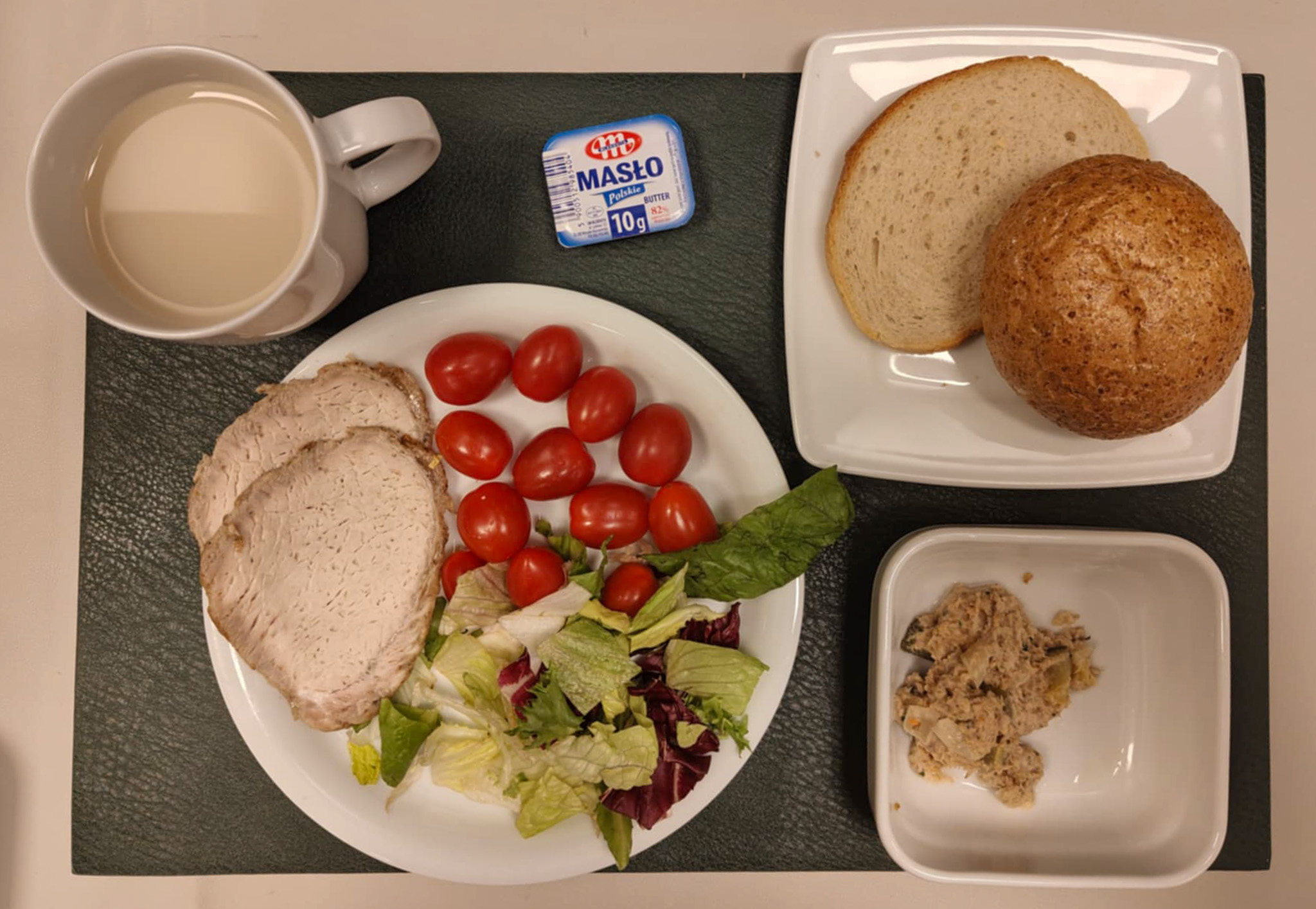 Owsiane ciastka czekoladowo-orzechowe + 50 g ( OZI, MLE, ORZ, GLU OW, ) Chleb mieszany pszenno-żytni 25 g ( GLU PSZ, GLU ŻYT, ) Bułka graham-pszenna 50g 1 szt ( GLU PSZ,) Masło porcjowane 10g (82% tł.) 1 szt ( MLE,) Pasta z makreli wędzonej z cebulą i ogórkiem + 50 g ( JAJ, RYB, GOR,) Schab pieczony cały na kanapki + 50 g Pomidorki koktajlowe 100 g Mix sałat 20 g Kawa zbożowa z mlekiem b/c 250 ml ( MLE, GLU ŻYT, GLU JĘCZ, ) Cukier 5 g