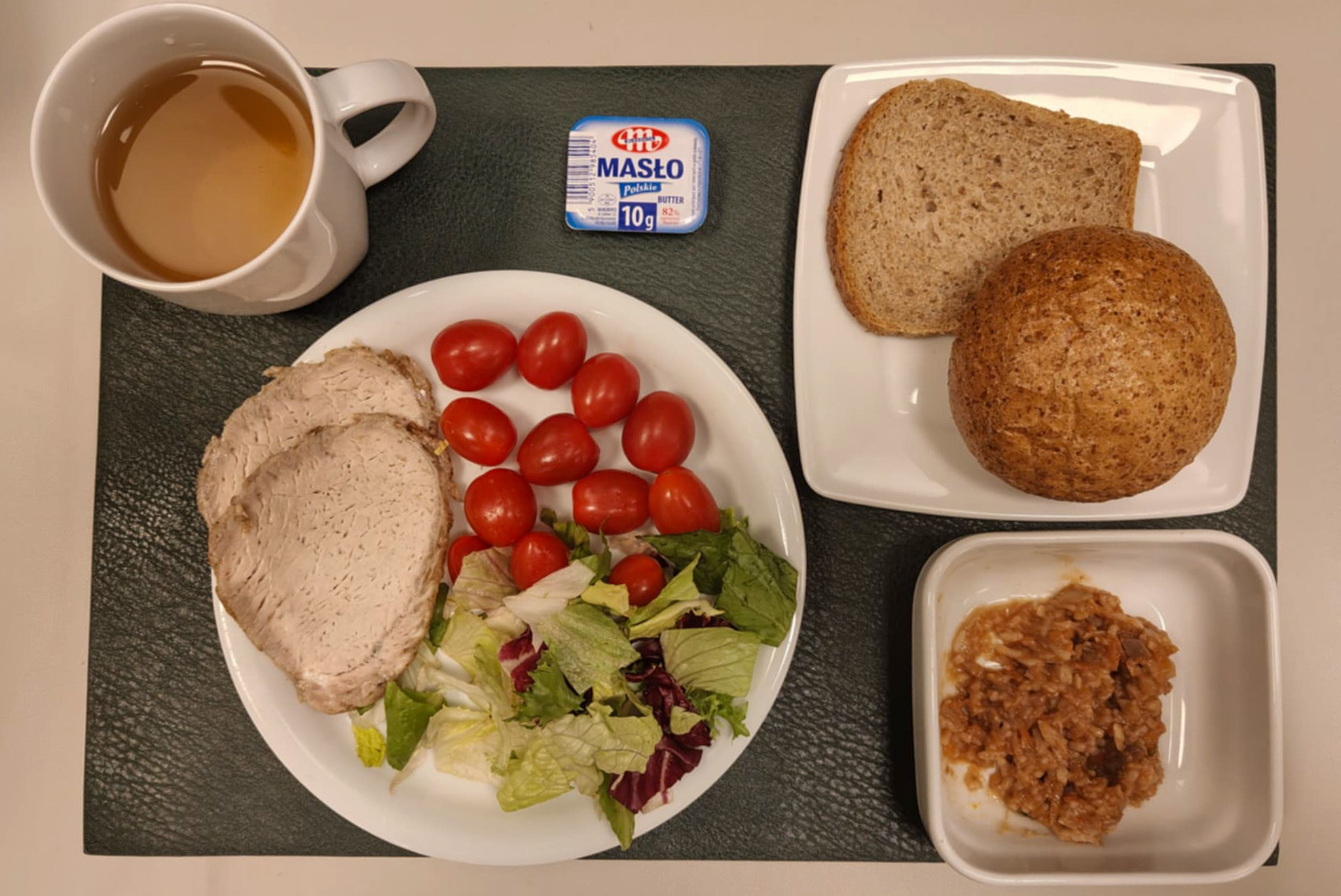 Bułka graham-pszenna 50g 1 szt ( GLU PSZ,) Chleb Graham 30 g ( GLU PSZ,) Masło porcjowane 10g (82% tł.) 1 szt ( MLE,) Paprykarz z morszczuka dieta + 50 g ( RYB, SOJ, SEL,) Schab pieczony cały na kanapki + 50 g Pomidorki koktajlowe 100 g Mix sałat 20 g Herbata czarna ekspresowa z cytryną Cateringowa b/c 250 ml