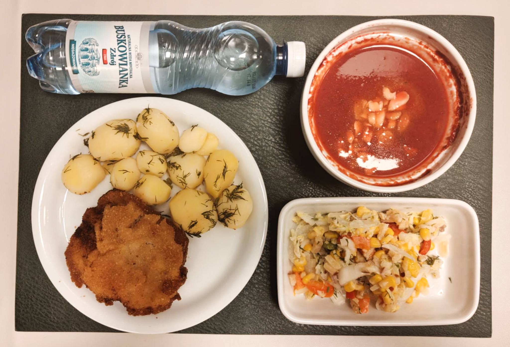 Zupa krem z buraków + 300 g ( SOJ, SEL,) Prażone płatki migdałów 10 g ( ORZ,) Kotlet schabowy panierowany + 100 g ( GLU PSZ, JAJ,) Ziemniaki gotowane z koperkiem + 150 g Surówka z kapusty pekińskiej, kukurydzą, papryką czerwoną i koperkiem b/c + 150 g (MLE,) Woda mineralna n/g 0,5l 1 szt