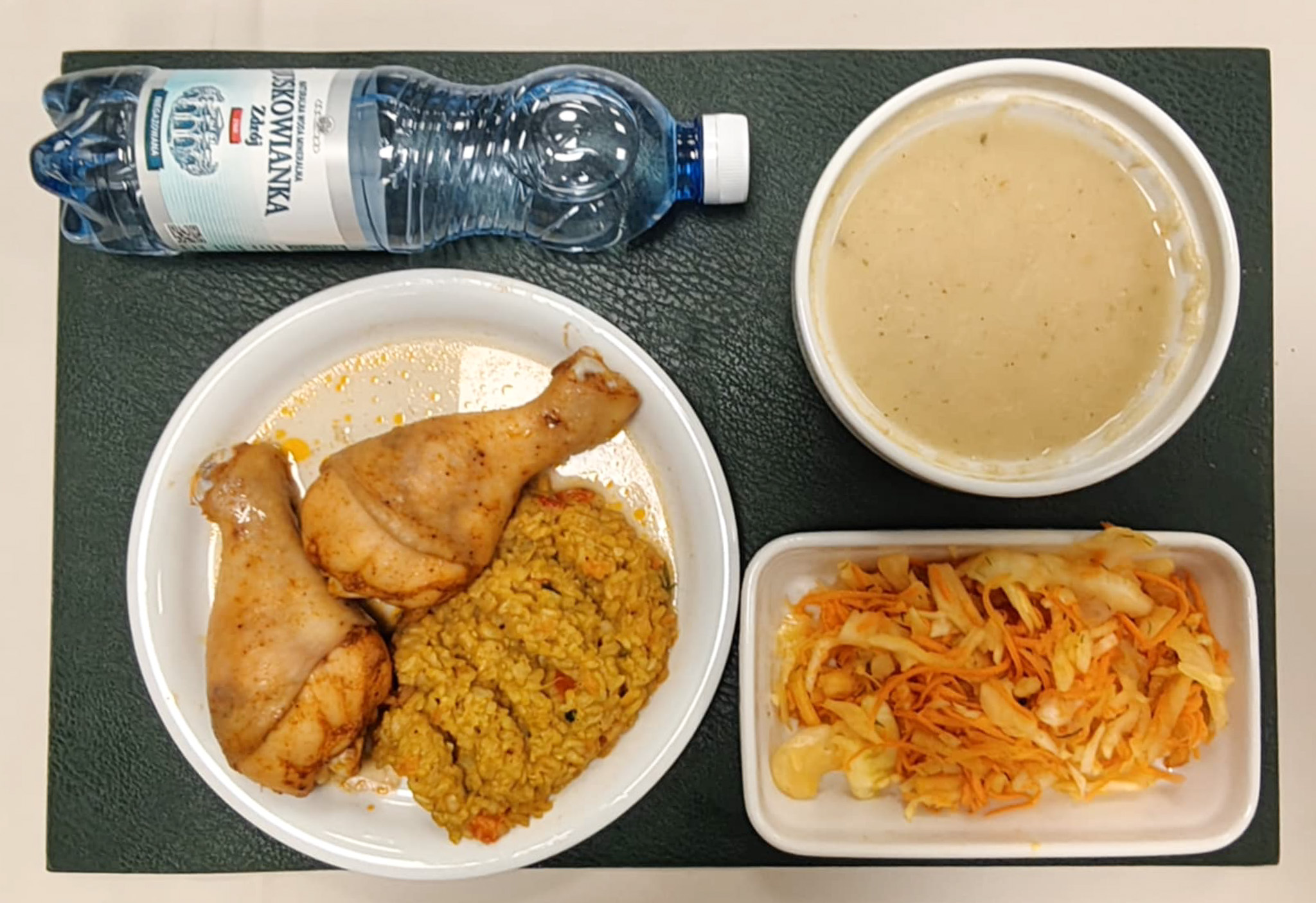 Zupa krem z selera + 300 g ( SOJ, MLE, SEL,) Słonecznik ziarna prażone + 10 g Podudzie pieczone + 120 g Brązowy ryż smażony z warzywami curry + 150 g (JAJ, SOJ,) Surówka z białej kapusty z marchwią + 150 g Woda mineralna n/g 0,5l 1 szt