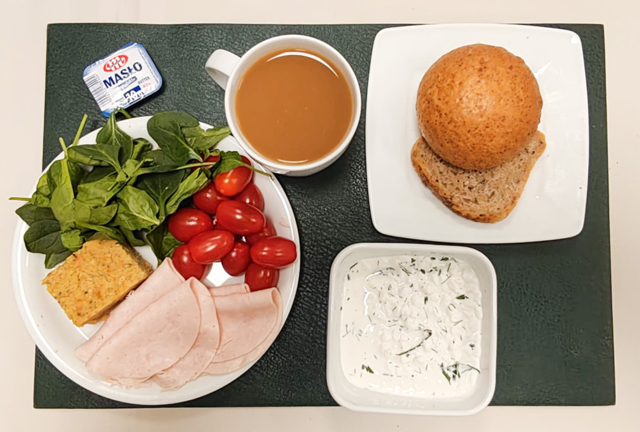 Chleb ze słonecznikiem i lnem-pszenno-żytni 30 g ( GLU PSZ, GLU ŻYT, ) Bułka pszenna kajzerka 50g 1 szt ( GLU PSZ, GLU ŻYT, ) Masło porcjowane 10g (82% tł.) 1 szt ( MLE,) Pasztet z fasoli + 50 g ( GLU PSZ, JAJ, SEL, GOR, GLU OW, ) Indyk pieczony z Bobrownik produkt blokowy drobiowo wpieprzowy średnio rozdrobniony,pieczony 50 g Pomidorki koktajlowe 100 g Szpinak baby 20 g Kawa zbożowa z mlekiem b/c 250 ml ( MLE, GLU ŻYT, GLU JĘCZ, ) Cukier 5 g