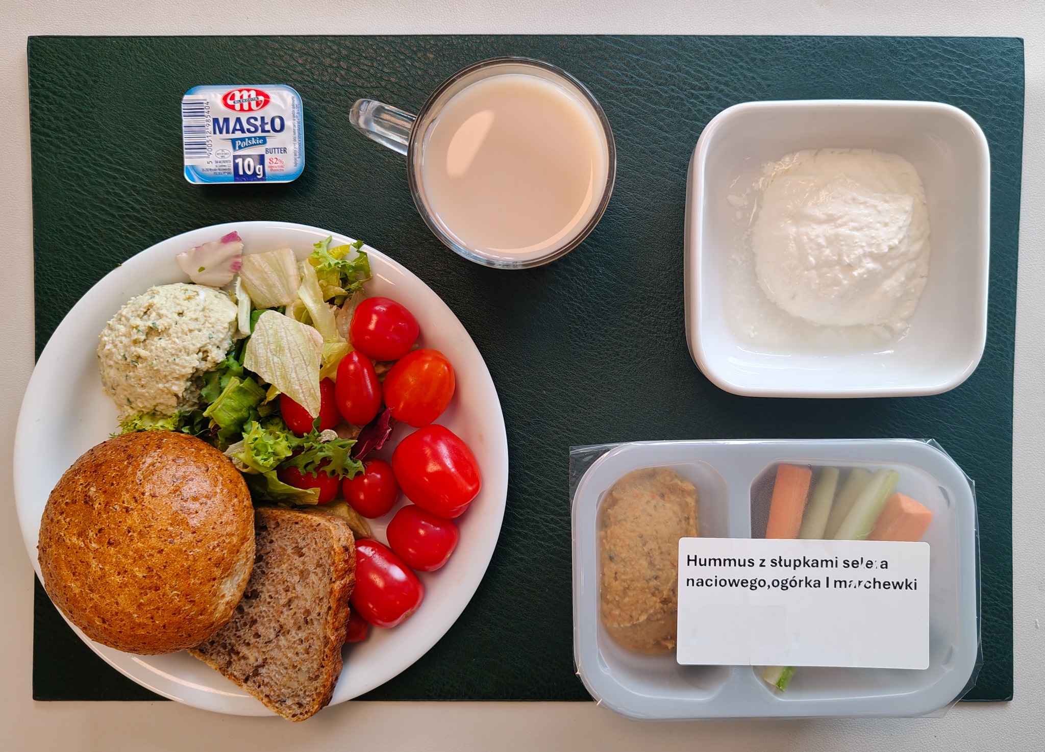 Bułka graham-pszenna 50g 1 szt ( GLU PSZ,) Chleb ze słonecznikiem i lnem-pszenno-żytni 30 g ( GLU PSZ, GLU ŻYT, ) Masło porcjowane 10g (82% tł.) 1 szt ( MLE,) Zielona pasta z pieczonego kurczaka + 50 g ( JAJ, MLE,) Twarożek + 50 g ( MLE,) Pomidorki koktajlowe 100 g Mix sałat 20 g Kawa zbożowa z mlekiem b/c 250 ml ( MLE, GLU ŻYT, GLU JĘCZ, )  II śniadanie: Hummus z słupkami selera naciowego, ogórka i marchewki + 100 g ( SOJ, SEL,)