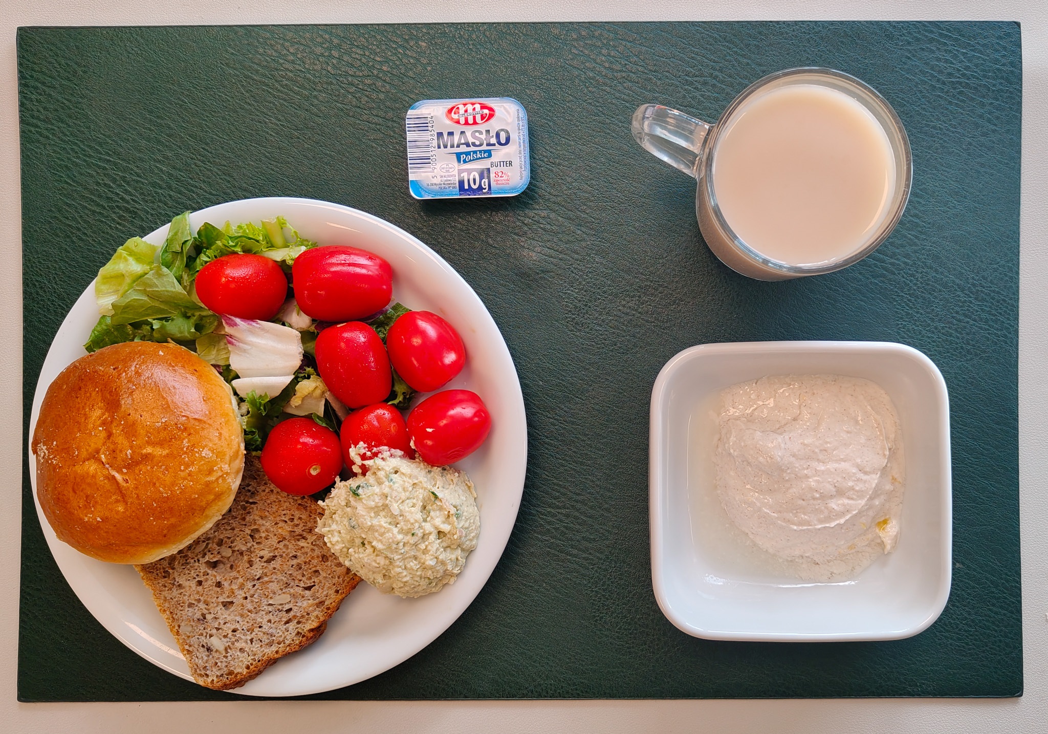 Bułka okrągła z kruszonką 40g 1 szt ( GLU PSZ, JAJ, MLE, ) Chleb ze słonecznikiem i lnem-pszenno-żytni 30 g ( GLU PSZ, GLU ŻYT, ) Masło porcjowane 10g (82% tł.) 1 szt ( MLE,) Miodowy twarożek pomarańczowy + 50 g ( MLE,) Zielona pasta z pieczonego kurczaka + 50 g ( JAJ, MLE,) Pomidorki koktajlowe 100 g Mix sałat 20 g Kawa zbożowa z mlekiem b/c 250 ml ( MLE, GLU ŻYT, GLU JĘCZ, ) Cukier 5 g