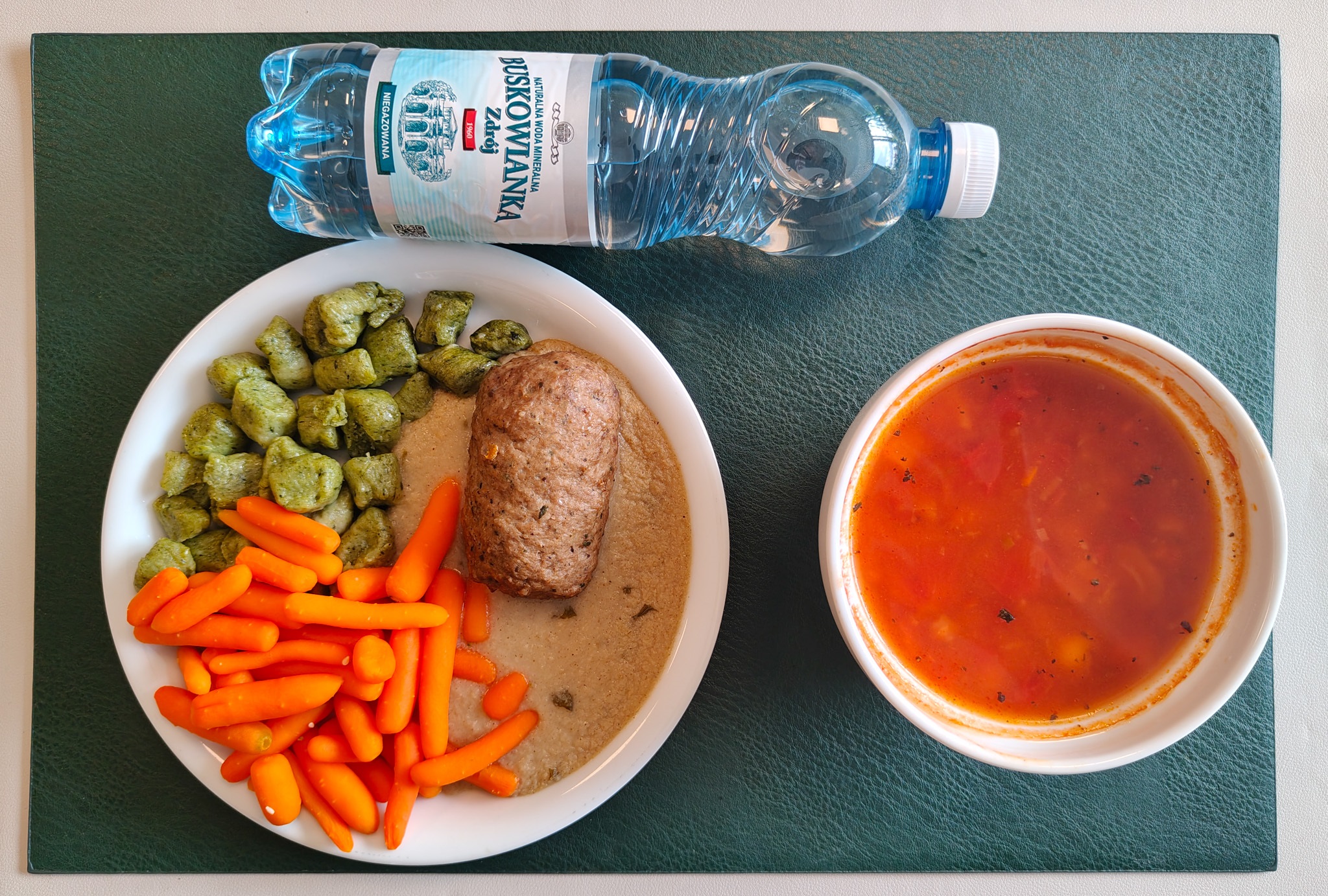 Zupa pomidorowa + 255 g ( SOJ, MLE, SEL,) Makaron muszelki + 45 g ( GLU PSZ,) Roladka wołowo-wieprzowa z nadzieniem żurawinowym + 100 g ( GLU PSZ, JAJ, MLE, może zawierać: GLU PSZ, JAJ, OZI, SOJ, MLE, ORZ, SEZ,) Sos pieczeniowy + 100 g ( GLU PSZ, SOJ, MLE,) Kopytka szpinakowe + 150 g ( GLU PSZ, JAJ, może zawierać: SOJ, SEL, GOR, ) Marchew mini z sezamem + 150 g ( SEZ,) Woda mineralna n/g 0,5l 1 szt