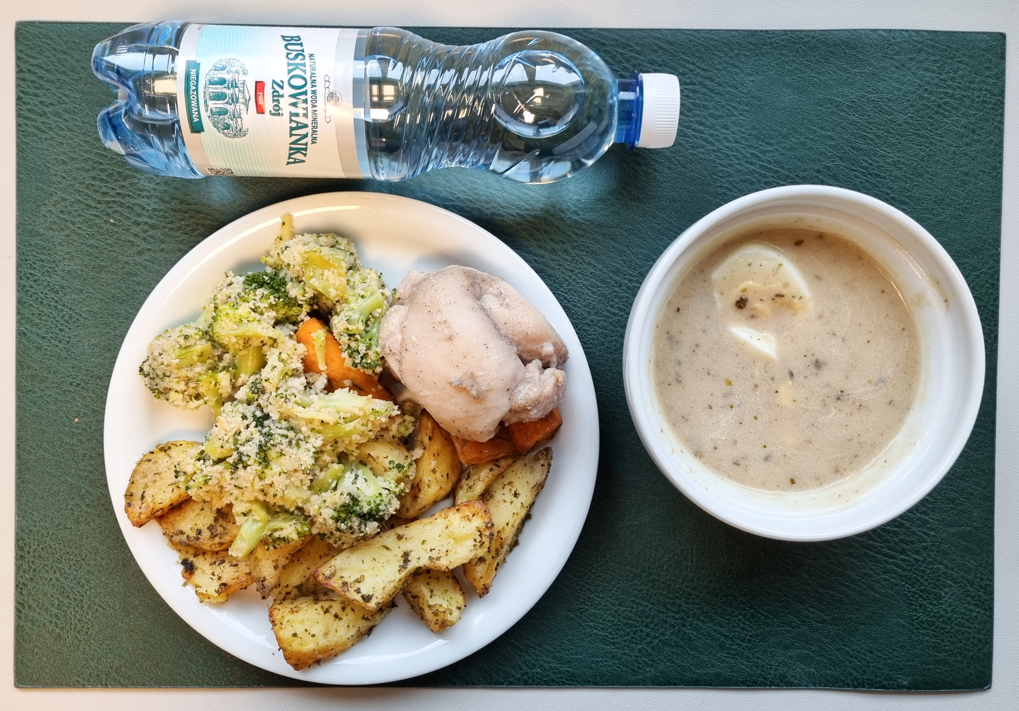 Żurek z ziemniakami + 300 g ( SOJ, MLE, GLU ŻYT, może zawierać: GLU PSZ, JAJ, SEL, GOR,) Jajko gotowane kl M + 1 szt ( JAJ,) Udziec z kurczaka wolno gotowany w glazurze miodowej + 100 g Bataty pieczone w rozmarynie + 50 g Ziemniaki łódeczki pieczone w ziołach + 100 g Brokuł gotowany z bułką tartą + 150 g ( GLU PSZ,) Woda mineralna n/g 0,5l 1 szt