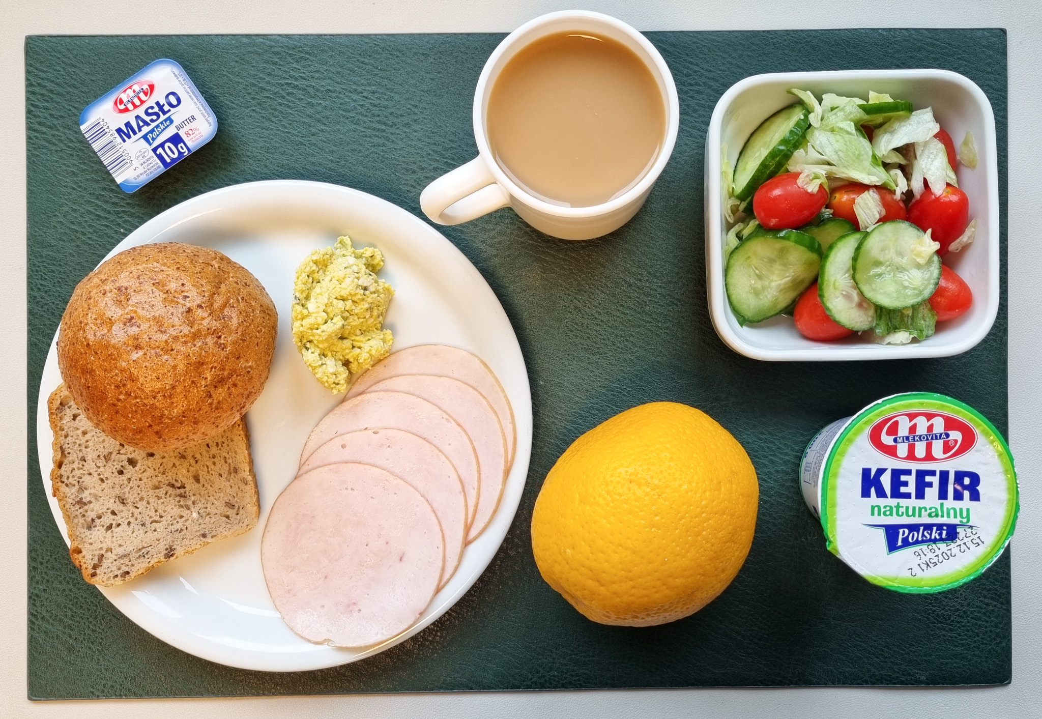 Bułka graham-pszenna 50g 1 szt ( GLU PSZ,) Chleb żytni z lnem 30 g ( GLU ŻYT,) Masło porcjowane 10g (82% tł.) 1 szt ( MLE,) Szynkowa dębowa drobiowa kiełbasa grubo rozdrobniona 50 g Pasta jajeczna z awokado + 50 g ( JAJ, GOR,) Sałata lodowa z ogórkiem i pomidorkami koktajlowymi z jogurtem + 120 g ( MLE,) Kawa zbożowa z mlekiem b/c 250 ml ( MLE, GLU ŻYT, GLU JĘCZ, )  II śniadanie: Pomarańcza 200 g Kefir 2 % tł 200g 1 szt ( MLE,)