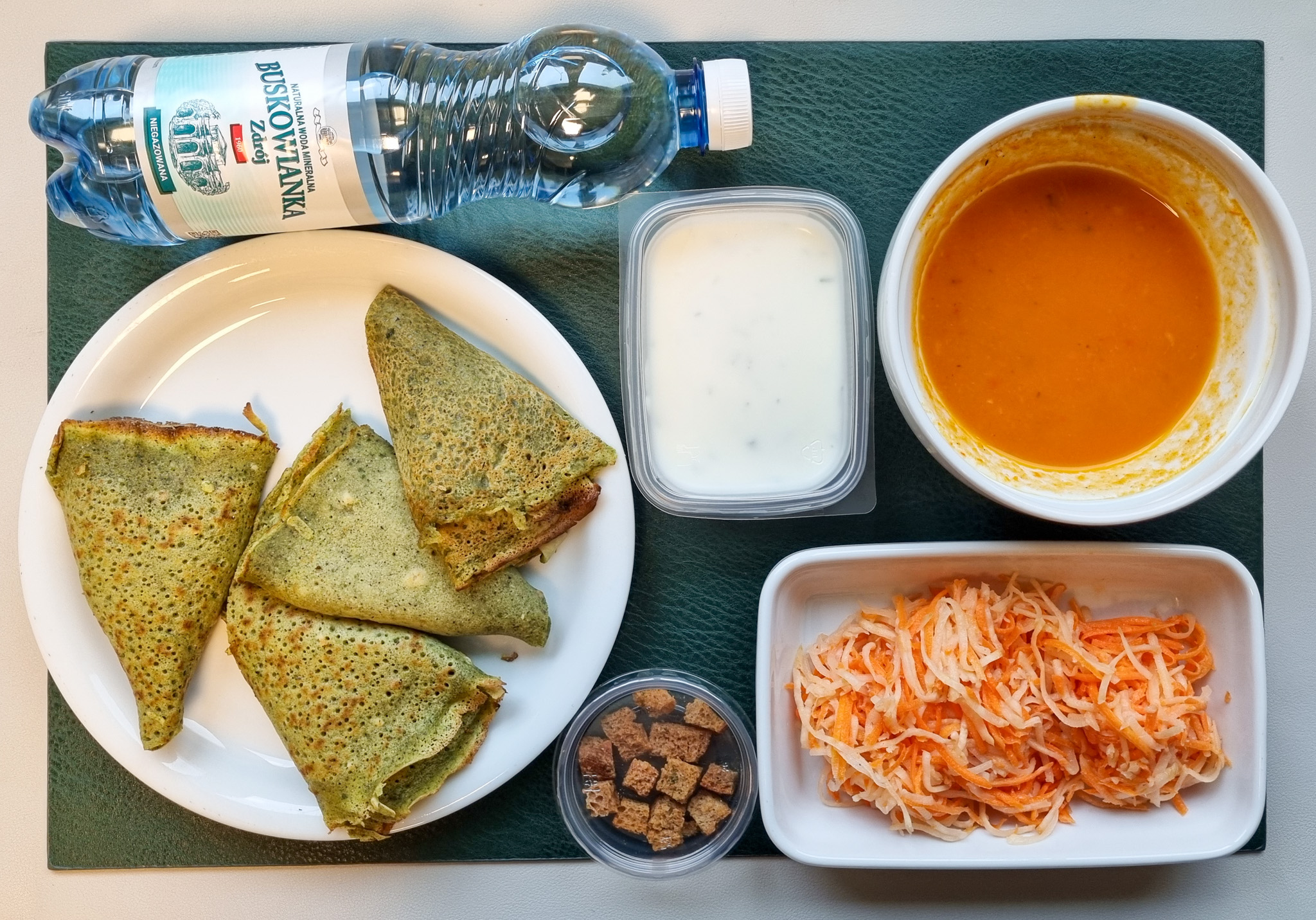 Krem z pieczonej papryki + 300 g ( SOJ, SEL,) Grzanki żytnie + 10 g ( GLU ŻYT,) Naleśniki szpinakowe pełnoziarniste z szarpanym kurczakiem + 300 g ( JAJ, MLE, może zawierać: SOJ, SEL, GOR, ) Dip jogurtowo-koperkowy + 100 g ( MLE,) Surówka z selera i marchwi b/c + 150 g (MLE, SEL,) Woda mineralna n/g 0,5l 1 szt