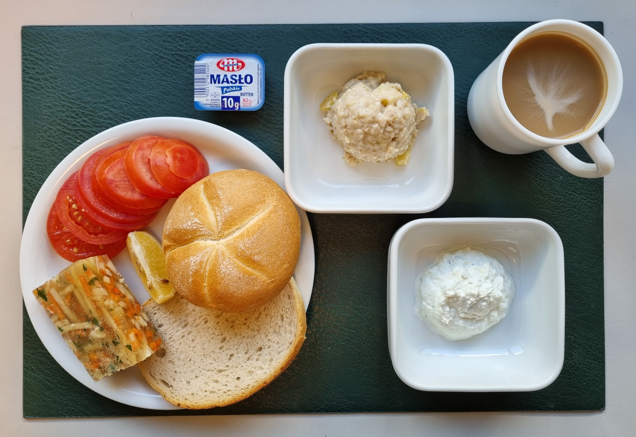 Owsianka z jabłkami i figami b/c + 100 g ( MLE, GLU OW,) Bułka pszenna kajzerka 50g 1 szt ( GLU PSZ, GLU ŻYT, ) Chleb mieszany pszenno-żytni 25 g ( GLU PSZ, GLU ŻYT, ) Masło porcjowane 10g (82% tł.) 1 szt ( MLE,) Hummus paprykowy + 50 g ( SEZ,) Galaretka drobiowa z udźca z cytryną dieta + 100 g ( SEL,) Plastry ogórka kiszonego + 120 g Kawa zbożowa z mlekiem b/c 250 ml ( MLE, GLU ŻYT, GLU JĘCZ, ) Cukier 5 g