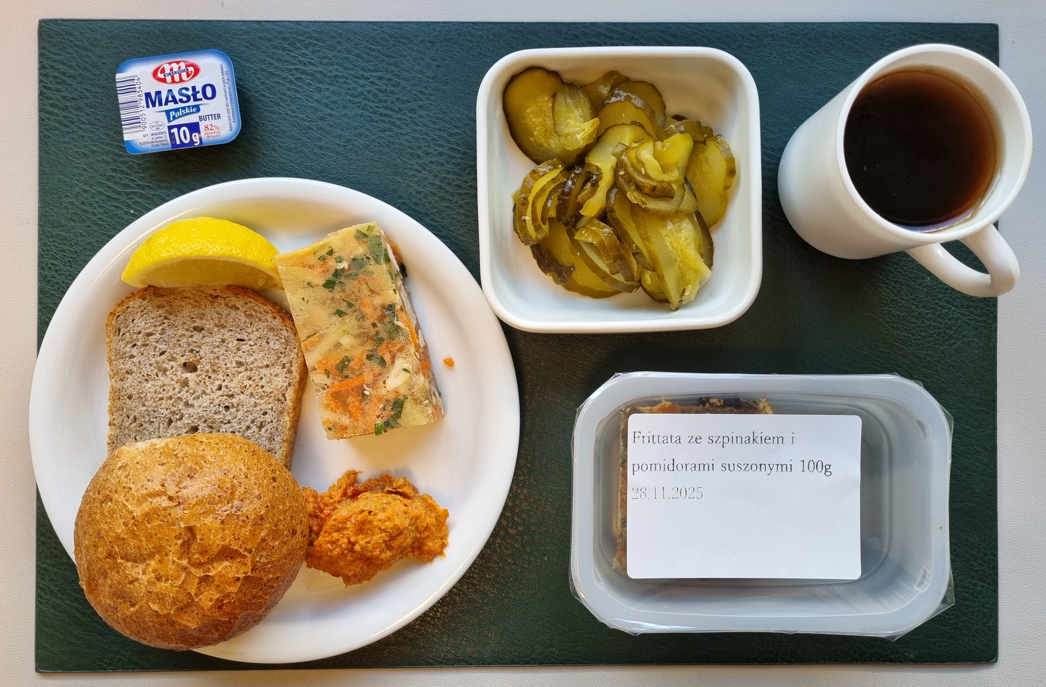 Bułka graham-pszenna 50g 1 szt ( GLU PSZ,) Chleb mieszany razowy żytnio-pszenny 30 g ( GLU PSZ, GLU ŻYT, ) Masło porcjowane 10g (82% tł.) 1 szt ( MLE,) Hummus paprykowy + 50 g ( SEZ,) Galaretka drobiowa z udźca z cytryną dieta + 100 g ( SEL,) Plastry ogórka kiszonego + 120 g Herbata czarna ekspresowa z cytryną Cateringowa b/c 250 ml