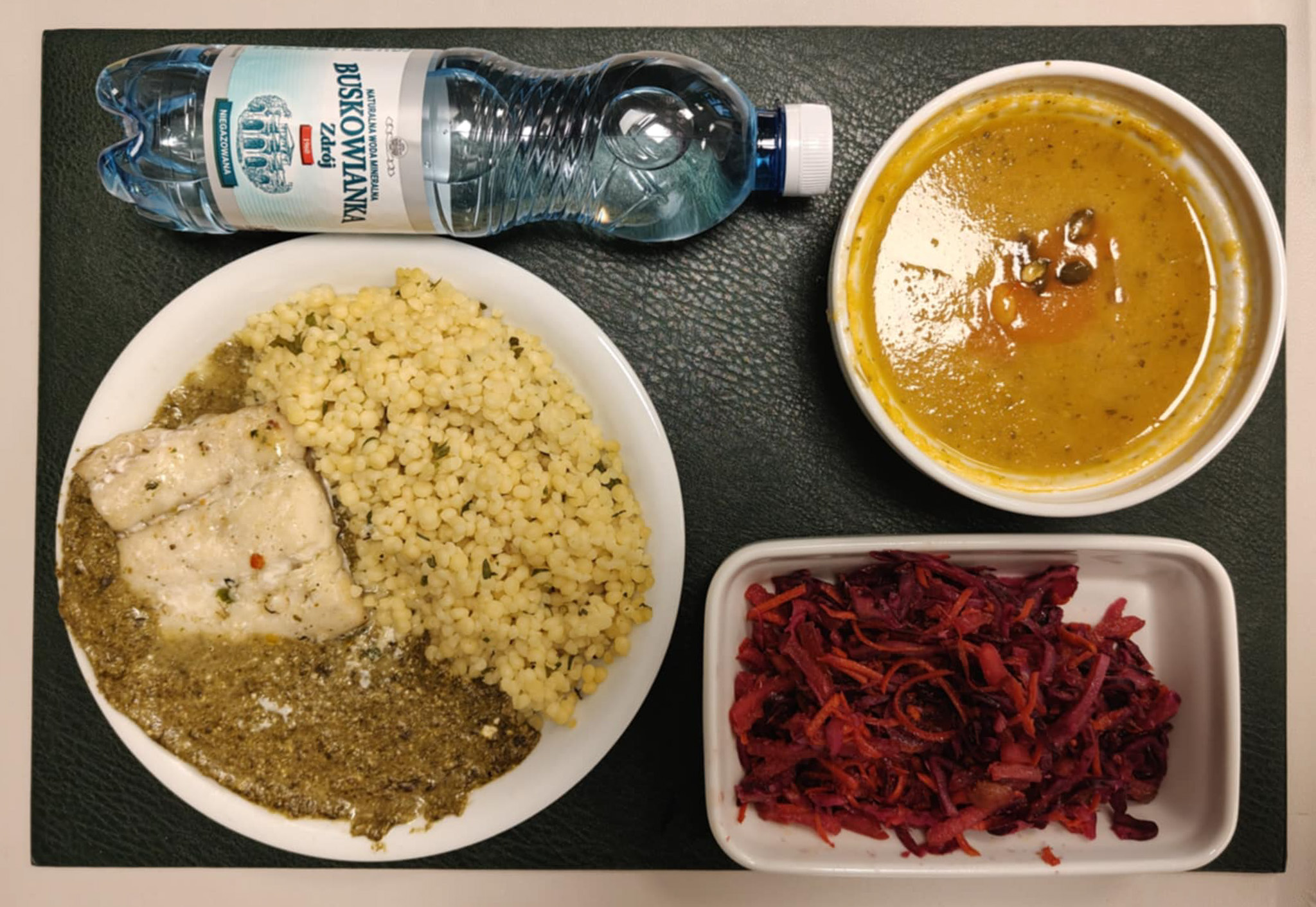 Zupa krem z batatów + 300 g ( SOJ, SEL,) Pestki dyni 10 g Dorsz pieczony w ziołach 100g + 100 g (RYB,) Sos serowo-szpinakowy + 100 g ( MLE,) Kasza kuskus perłowa z natką pietruszki + 150 g (GLU PSZ, może zawierać: RYB, MCK,) Surówka z czerwonej kapusty z olejem b/c + 150 g (MLE, S02,) Woda mineralna n/g 0,5l 1 szt