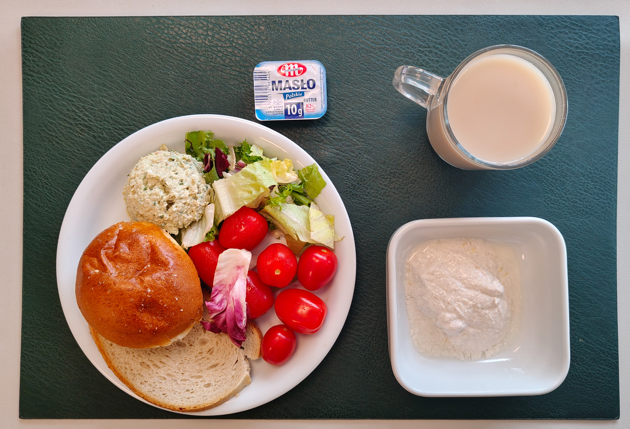 Bułka okrągła z kruszonką 40g 1 szt ( GLU PSZ, JAJ, MLE, ) Chleb mieszany pszenno-żytni 25 g ( GLU PSZ, GLU ŻYT, ) Masło porcjowane 10g (82% tł.) 1 szt ( MLE,) Miodowy twarożek pomarańczowy + 50 g ( MLE,) Zielona pasta z pieczonego kurczaka + 50 g ( JAJ, MLE,) Pomidorki koktajlowe 100 g Mix sałat 20 g Kawa zbożowa z mlekiem b/c 250 ml ( MLE, GLU ŻYT, GLU JĘCZ, ) Cukier 5 g