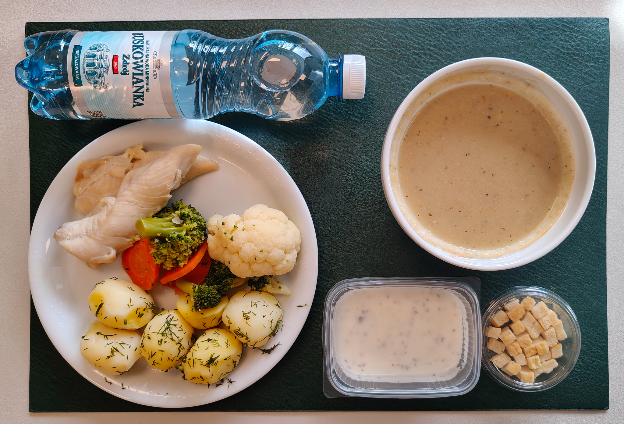 Zupa krem z białych warzyw + 300 g ( SOJ, SEL,) Grzanki pszenne + 10 g ( GLU PSZ, JAJ, MLE, może zawierać: SOJ, ) Polędwiczki z kurczaka na parze + 150 g Dip jogurtowo-ziołowy + 100 g ( MLE,) Ziemniaki gotowane z koperkiem + 200 g Bukiet warzyw gotowanych + 150 g Woda mineralna n/g 0,5l 1 szt