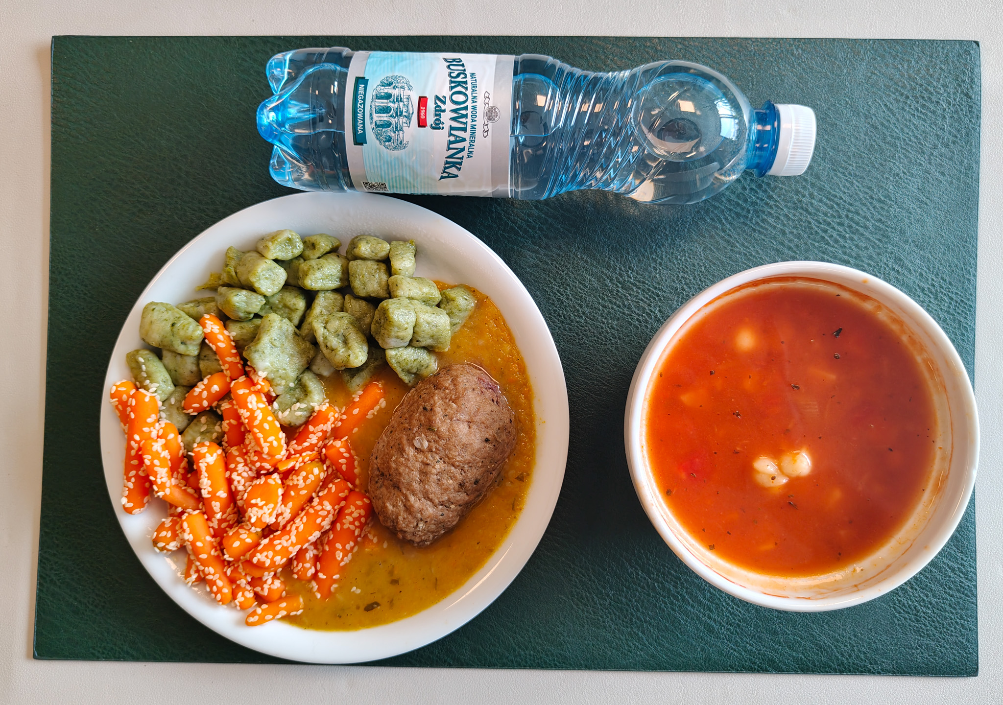 Zupa pomidorowa + 255 g ( SOJ, MLE, SEL,) Makaron muszelki + 45 g ( GLU PSZ,) Roladka wołowo-wieprzowa z nadzieniem żurawinowym + 100 g ( GLU PSZ, JAJ, MLE, może zawierać: GLU PSZ, JAJ, OZI, SOJ, MLE, ORZ, SEZ,) Sos pieczeniowy + 100 g ( GLU PSZ, SOJ, MLE,) Kopytka szpinakowe + 150 g ( GLU PSZ, JAJ, może zawierać: SOJ, SEL, GOR, ) Marchew mini z sezamem + 150 g ( SEZ,) Woda mineralna n/g 0,5l 1 szt