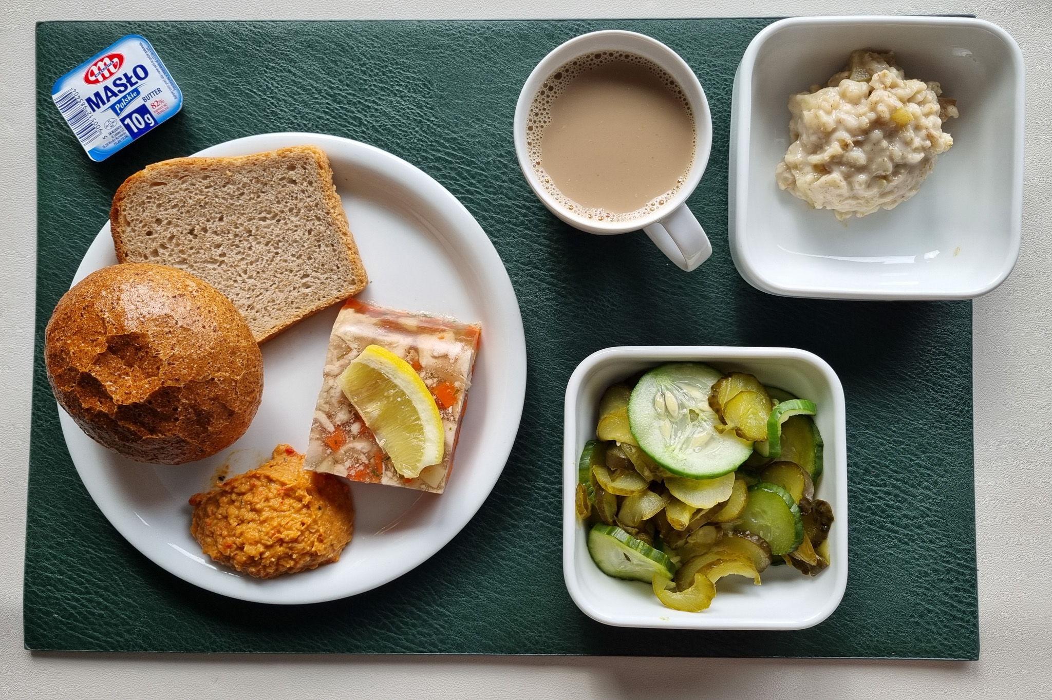 Owsianka z jabłkiem b/c + 100 g ( MLE, GLU OW,) Bułka graham-pszenna 50g 1 szt ( GLU PSZ,) Chleb Graham 30 g ( GLU PSZ,) Masło porcjowane 10g (82% tł.) 1 szt ( MLE,) Hummus paprykowy + 50 g ( SEZ,) Galaretka drobiowa z udźca z cytryną dieta + 100 g ( SEL,) Plastry ogórka świeżego i kiszonego + 120 g Kawa zbożowa z mlekiem b/c 250 ml ( MLE, GLU ŻYT, GLU JĘCZ, )