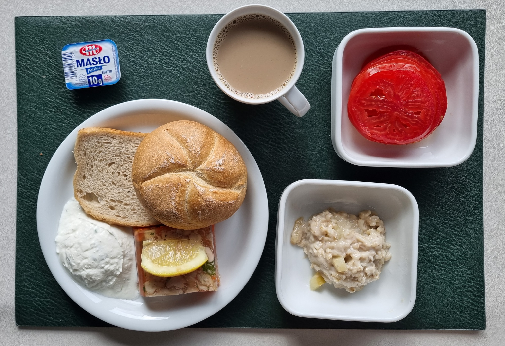 Owsianka z jabłkiem b/c + 100 g ( MLE, GLU OW,) Bułka pszenna kajzerka 50g 1 szt ( GLU PSZ, GLU ŻYT, ) Chleb mieszany pszenno-żytni 25 g ( GLU PSZ, GLU ŻYT, ) Masło porcjowane 10g (82% tł.) 1 szt ( MLE,) Twarożek z koperkiem + 50 g ( MLE,) Galaretka drobiowa z udźca z cytryną dieta + 100 g ( SEL,) Plastry pomidora + 120 g Kawa zbożowa z mlekiem b/c 250 ml ( MLE, GLU ŻYT, GLU JĘCZ, ) Cukier 5 g