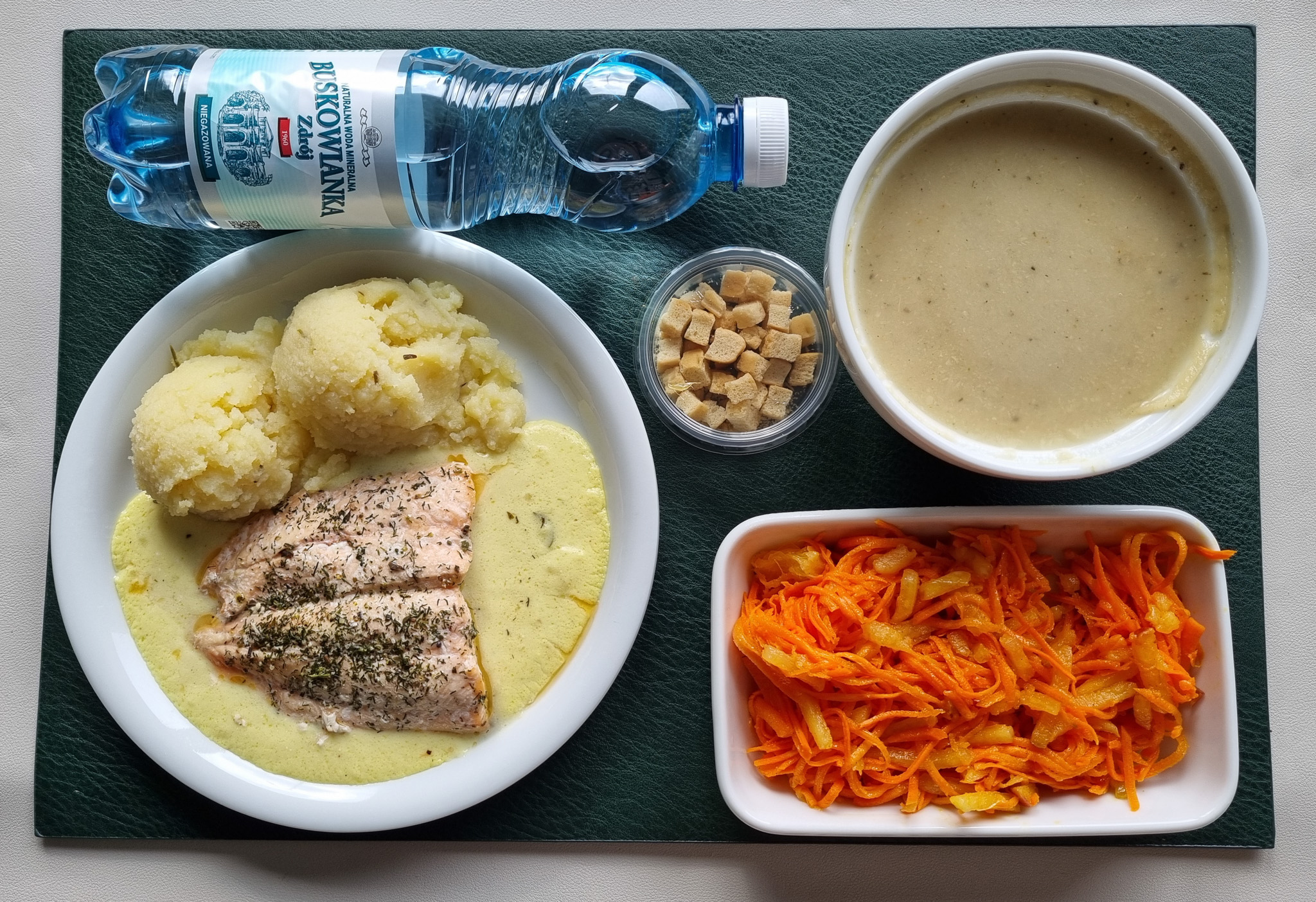 Krem z pieczonej pietruszki + 300 g ( SOJ, MLE, SEL,) Pestki dyni 10 g Łosoś pieczony z przyprawami 100g + 100 g (RYB,) Sos cytrynowy + 100 g ( GLU PSZ, MLE,) Ziemniaki gotowane z koperkiem + 150 g Surówka z marchwi, jabłka i pomarańczy b/c +  150 g Woda mineralna n/g 0,5l 1 szt