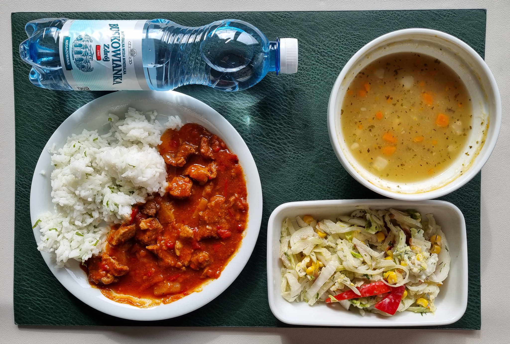 Zupa grochowa z ziemniakami + 300 g ( GLU PSZ, SOJ, SEL, GOR, ) Wieprzowina w sosie słodko-kwaśnym z warzywami + 150 g ( SOJ,) Ryż jaśminowy z natką pietruszki + 150 g Surówka z kapusty pekińskiej, kukurydzą, papryką czerwoną i koperkiem b/c + 150 g (MLE,) Woda mineralna n/g 0,5l 1 szt