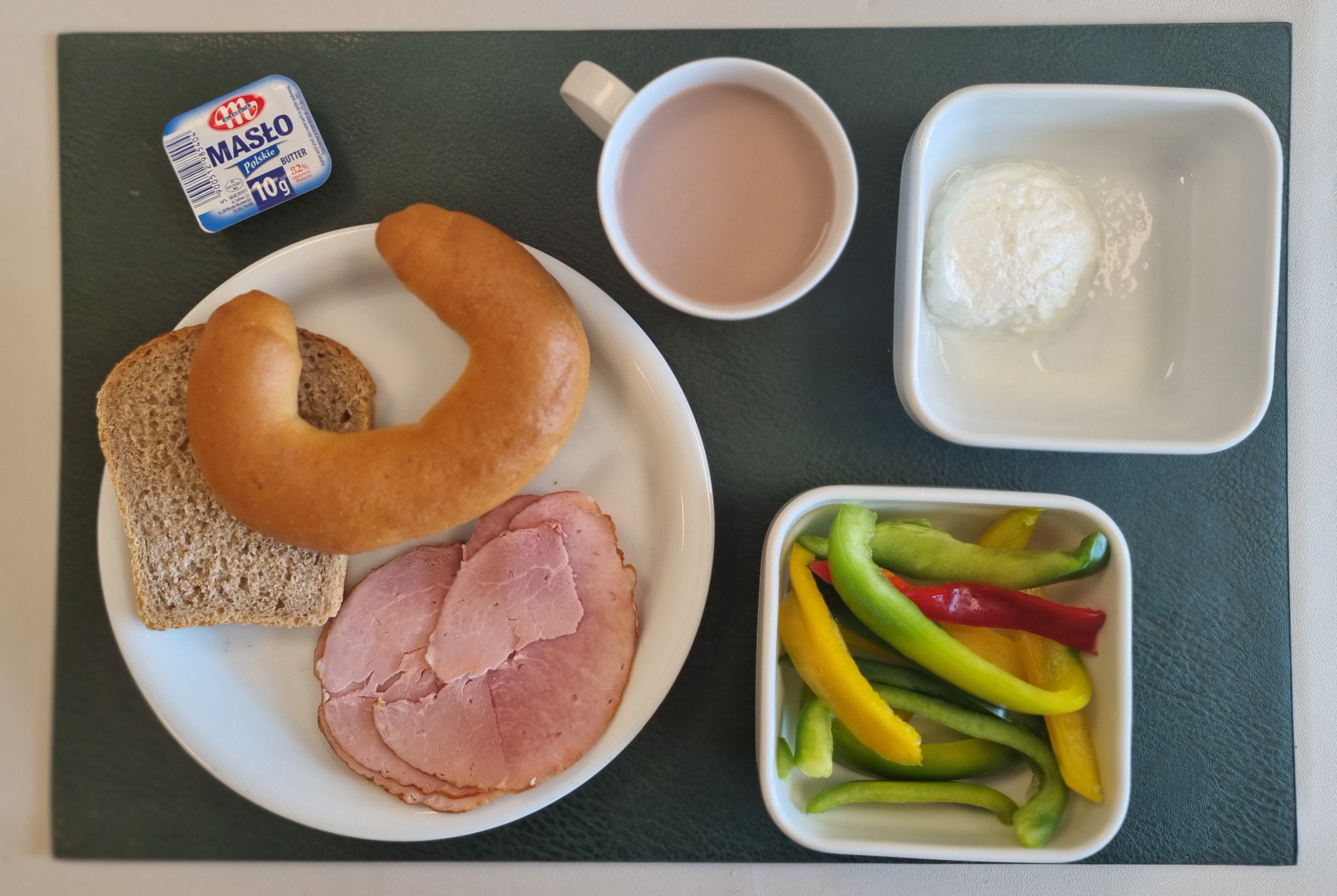 Rogal drożdżowy 50g 1 szt ( GLU PSZ, MLE, GLU ŻYT, ) Chleb Graham 30 g ( GLU PSZ,) Masło porcjowane 10g (82% tł.) 1 szt ( MLE,) Szynka od Zduna-wędzonka wieprzowa,szynka wędzona,parzona 50 g Twarożek domowy waniliowy + 50 g ( MLE, może zawierać: GLU PSZ, JAJ, OZI, SOJ, MLE, ORZ, SEZ,) Słupki papryki kolorowej + 120 g Kakao z mlekiem b/c 250 ml ( MLE,) Cukier 5 g