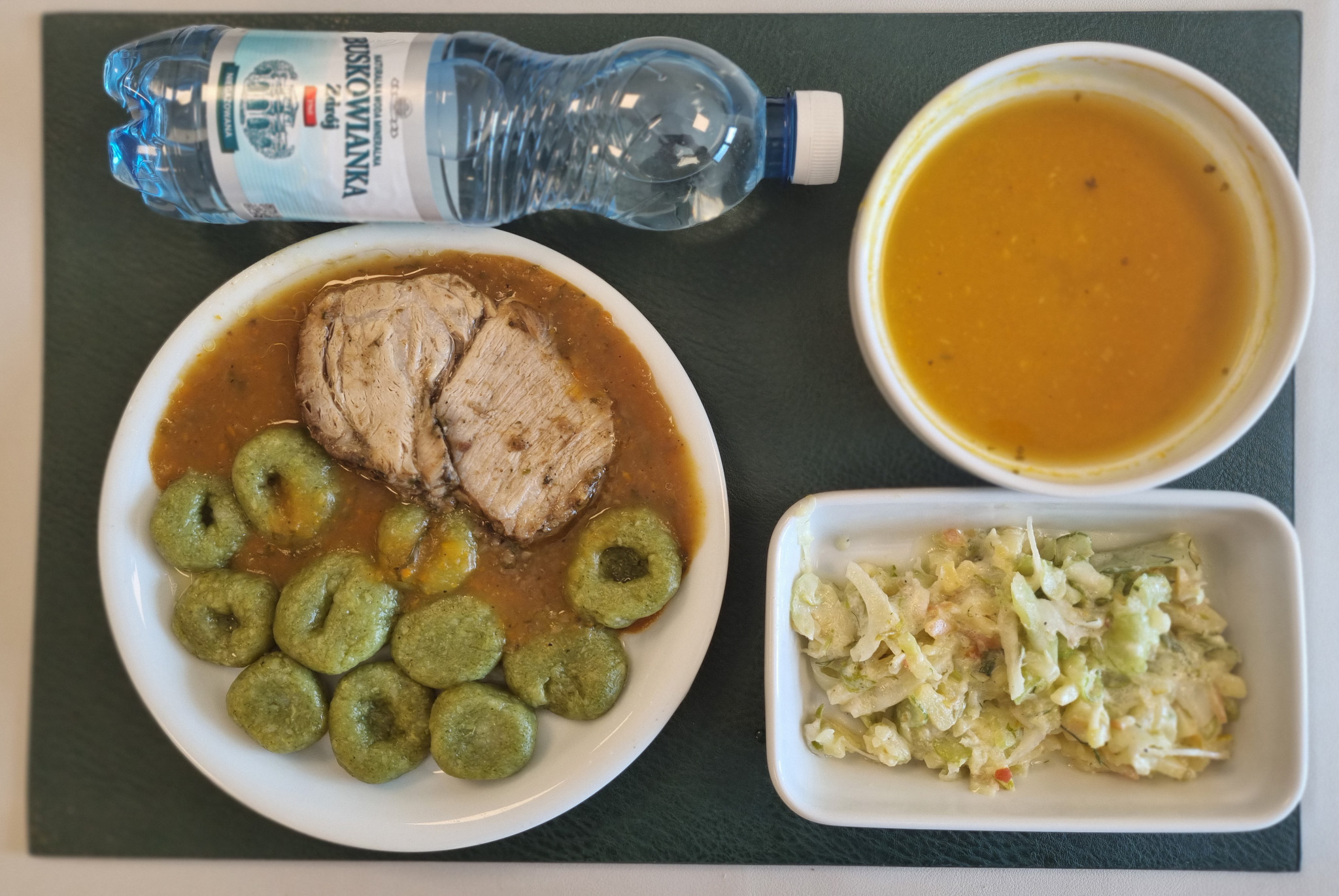 Zupa z soczewicą i warzywami + 300 g ( GLU PSZ, SOJ, SEL,) Polędwiczka wieprzowa pieczona dieta + 100 g Sos jarzynowy dieta + 100 g ( MLE,) Kasza bulgur z natką pietruszki + 150 g (GLU PSZ,) Surówka z selera naciowego z koprem włoskim bez cukru + 150 g ( MLE, SEL,) Woda mineralna n/g 0,5l 1 szt