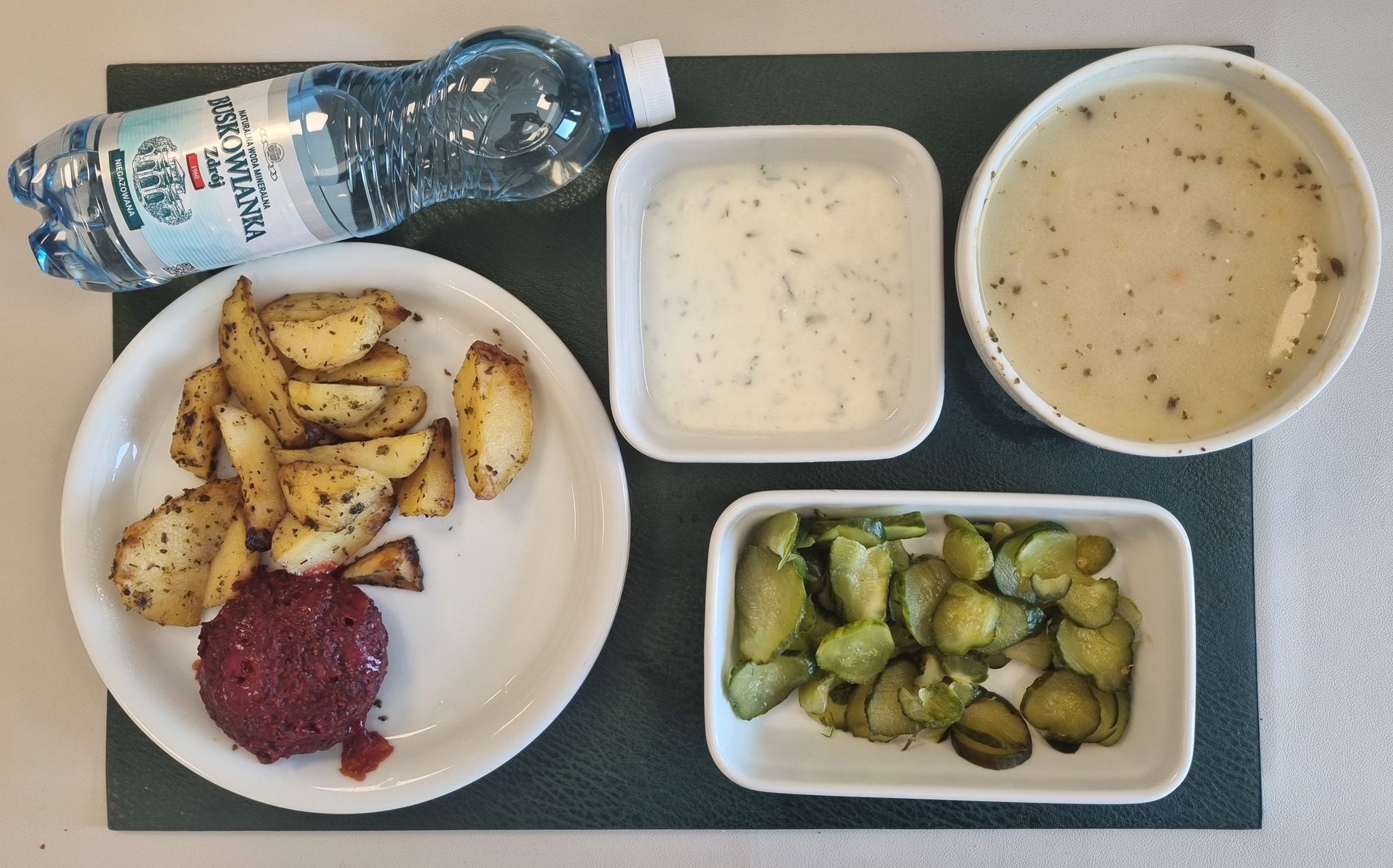 Barszcz biały z ziemniakami + 300 g ( GLU PSZ, SOJ, MLE, SEL, GLU ŻYT, ) Burger z buraka z serem mozzarella 80g + 80 g (GLU PSZ, JAJ, MLE, GOR, ) Dip jogurtowy o smaku czosnkowym + 100 g (MLE,) Ziemniaki łódeczki pieczone w ziołach + 150 g Ogórek kiszony małosolny + 150 g ( GOR,) Woda mineralna n/g 0,5l 1 szt