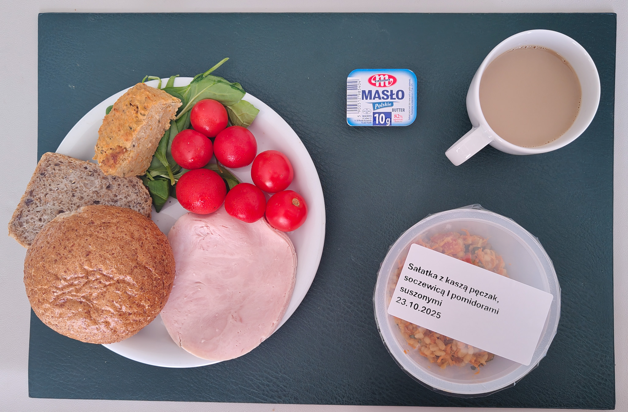 Chleb ze słonecznikiem i lnem-pszenno-żytni 30 g ( GLU PSZ, GLU ŻYT, ) Bułka graham-pszenna 50g 1 szt ( GLU PSZ,) Masło porcjowane 10g (82% tł.) 1 szt ( MLE,) Indyk pieczony z Bobrownik produkt blokowy drobiowo wpieprzowy średnio rozdrobniony,pieczony 50 g Pasztet z fasoli + 50 g ( GLU PSZ, JAJ, SEL, GOR, GLU OW, ) Pomidorki koktajlowe 100 g Szpinak baby 20 g Kawa zbożowa z mlekiem b/c 250 ml ( MLE, GLU ŻYT, GLU JĘCZ, )