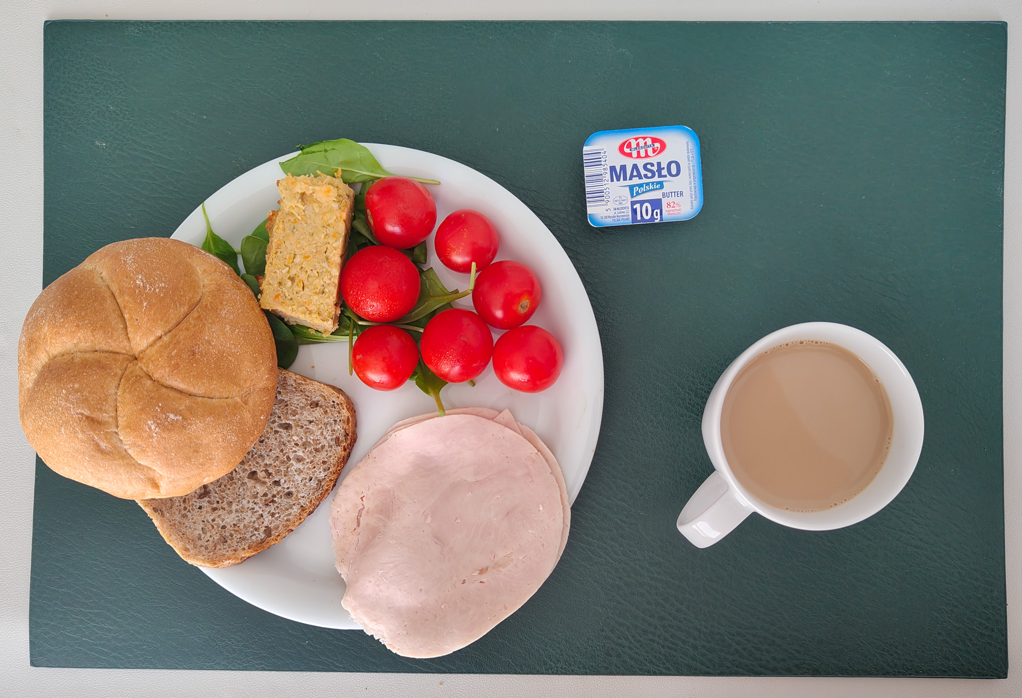 Chleb ze słonecznikiem i lnem-pszenno-żytni 30 g ( GLU PSZ, GLU ŻYT, ) Bułka pszenna kajzerka 50g 1 szt ( GLU PSZ, GLU ŻYT, ) Masło porcjowane 10g (82% tł.) 1 szt ( MLE,) Pasztet z fasoli + 50 g ( GLU PSZ, JAJ, SEL, GOR, GLU OW, ) Indyk pieczony z Bobrownik produkt blokowy drobiowo wpieprzowy średnio rozdrobniony,pieczony 50 g Pomidorki koktajlowe 100 g Szpinak baby 20 g Kawa zbożowa z mlekiem b/c 250 ml ( MLE, GLU ŻYT, GLU JĘCZ, ) Cukier 5 g