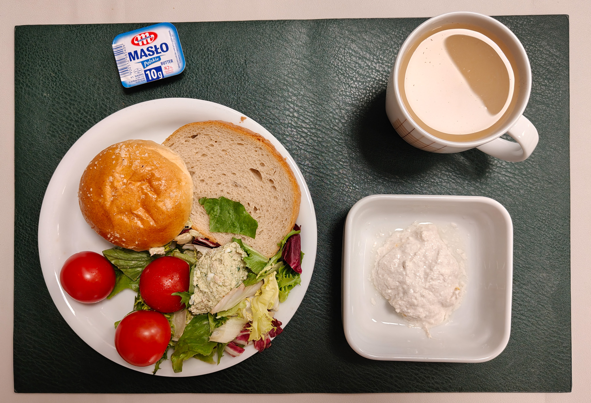 Bułka okrągła z kruszonką 40g 1 szt ( GLU PSZ, JAJ, MLE, ) Chleb mieszany pszenno-żytni 25 g ( GLU PSZ, GLU ŻYT, ) Masło porcjowane 10g (82% tł.) 1 szt ( MLE,) Miodowy twarożek pomarańczowy + 50 g ( MLE,) Zielona pasta z pieczonego kurczaka + 50 g ( JAJ, MLE,) Pomidorki koktajlowe 100 g Mix sałat 20 g Kawa zbożowa z mlekiem b/c 250 ml ( MLE, GLU ŻYT, GLU JĘCZ, ) Cukier 5 g