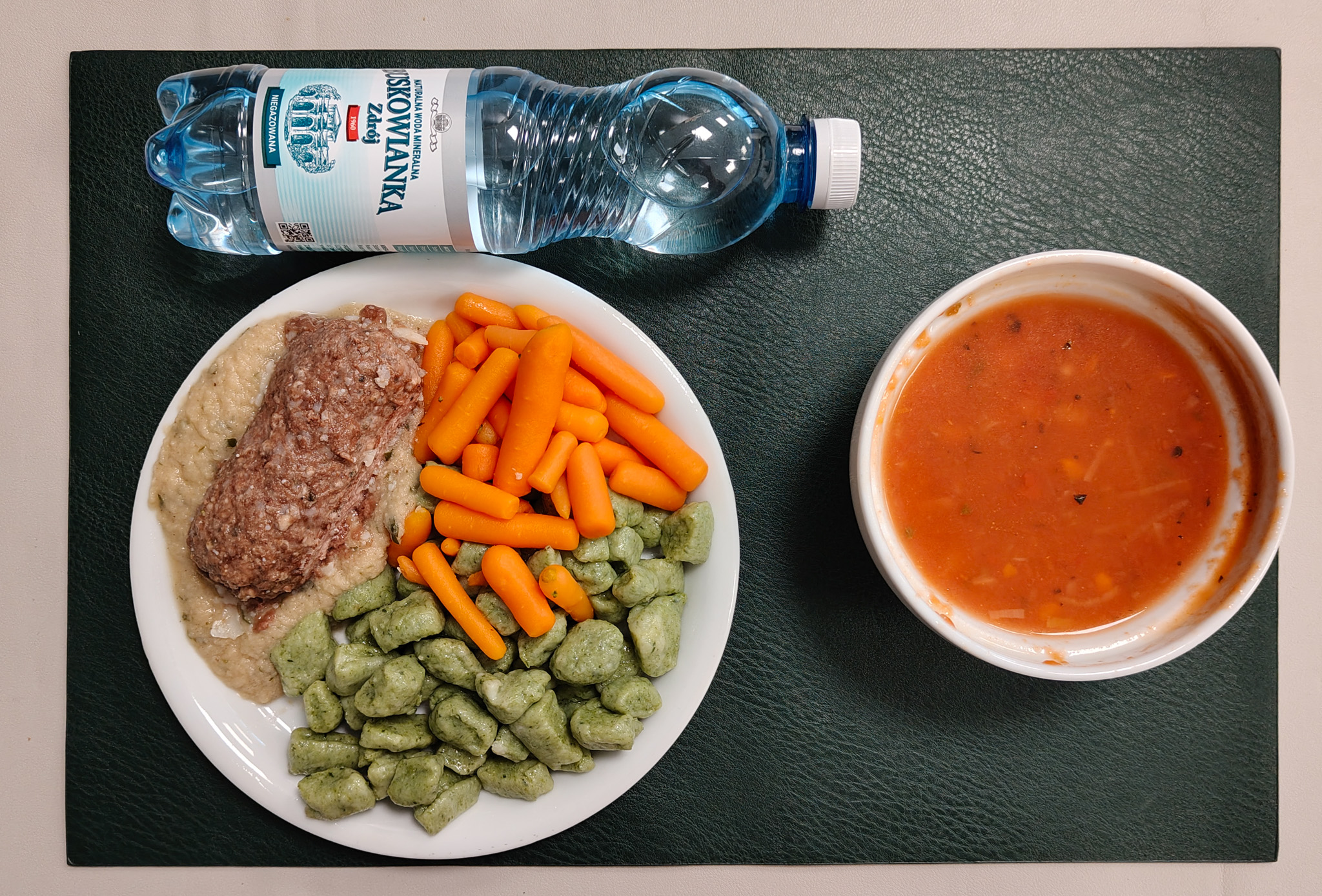 Zupa pomidorowa + 255 g ( SOJ, MLE, SEL,) Makaron muszelki + 45 g ( GLU PSZ,) Roladka wołowo-wieprzowa z nadzieniem brokułowym dieta + 100 g ( GLU PSZ, JAJ, MLE,) Sos pietruszkowy + 100 g ( SOJ, MLE,) Kopytka szpinakowe + 200 g ( GLU PSZ, JAJ, może zawierać: SOJ, SEL, GOR, ) Marchew mini gotowana + 150 g Woda mineralna n/g 0,5l 1 szt