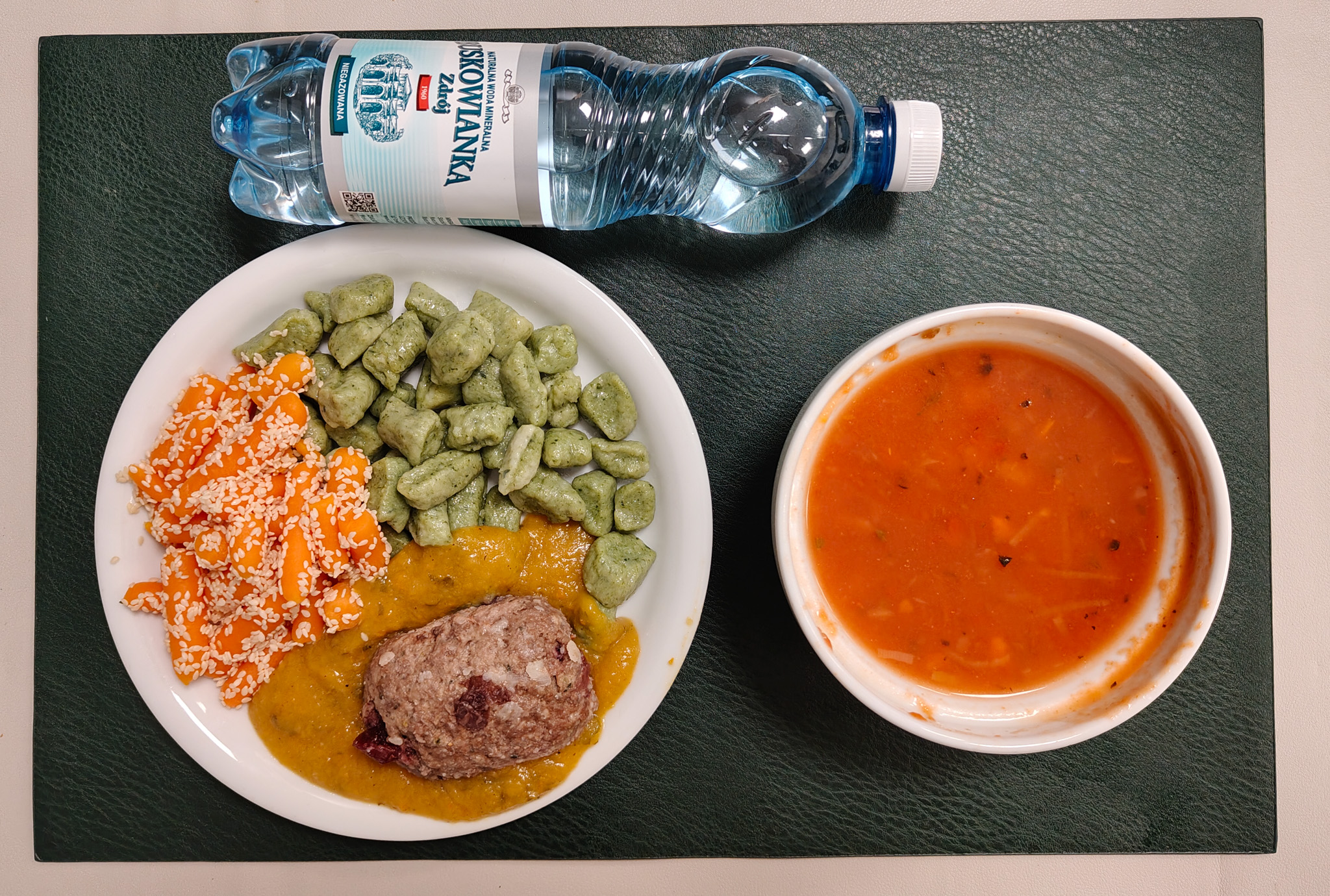 Zupa pomidorowa + 255 g ( SOJ, MLE, SEL,) Makaron muszelki + 45 g ( GLU PSZ,) Roladka wołowo-wieprzowa z nadzieniem żurawinowym + 100 g ( GLU PSZ, JAJ, MLE, może zawierać: GLU PSZ, JAJ, OZI, SOJ, MLE, ORZ, SEZ,) Sos pieczeniowy + 100 g ( GLU PSZ, SOJ, MLE,) Kopytka szpinakowe + 150 g ( GLU PSZ, JAJ, może zawierać: SOJ, SEL, GOR, ) Marchew mini z sezamem + 150 g ( SEZ,) Woda mineralna n/g 0,5l 1 szt