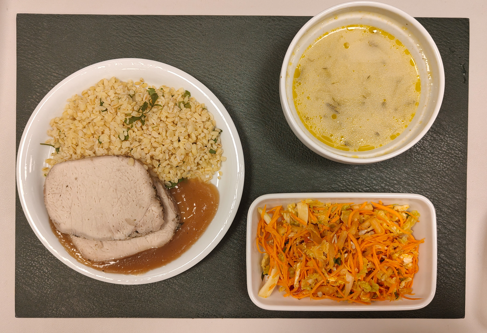 Zupa koperkowa z ryżem + 300 g ( SOJ, MLE, SEL,) Schab pieczony cały + 100 g Sos morelowo-śliwkowy + 100 g ( GLU PSZ, SOJ, MLE, GOR, S02, ) Kasza bulgur z natką pietruszki + 150 g (GLU PSZ,) Sałatka z buraków i jabłka (z olejem) b/c + 150 g Woda mineralna n/g 0,5l 1 szt