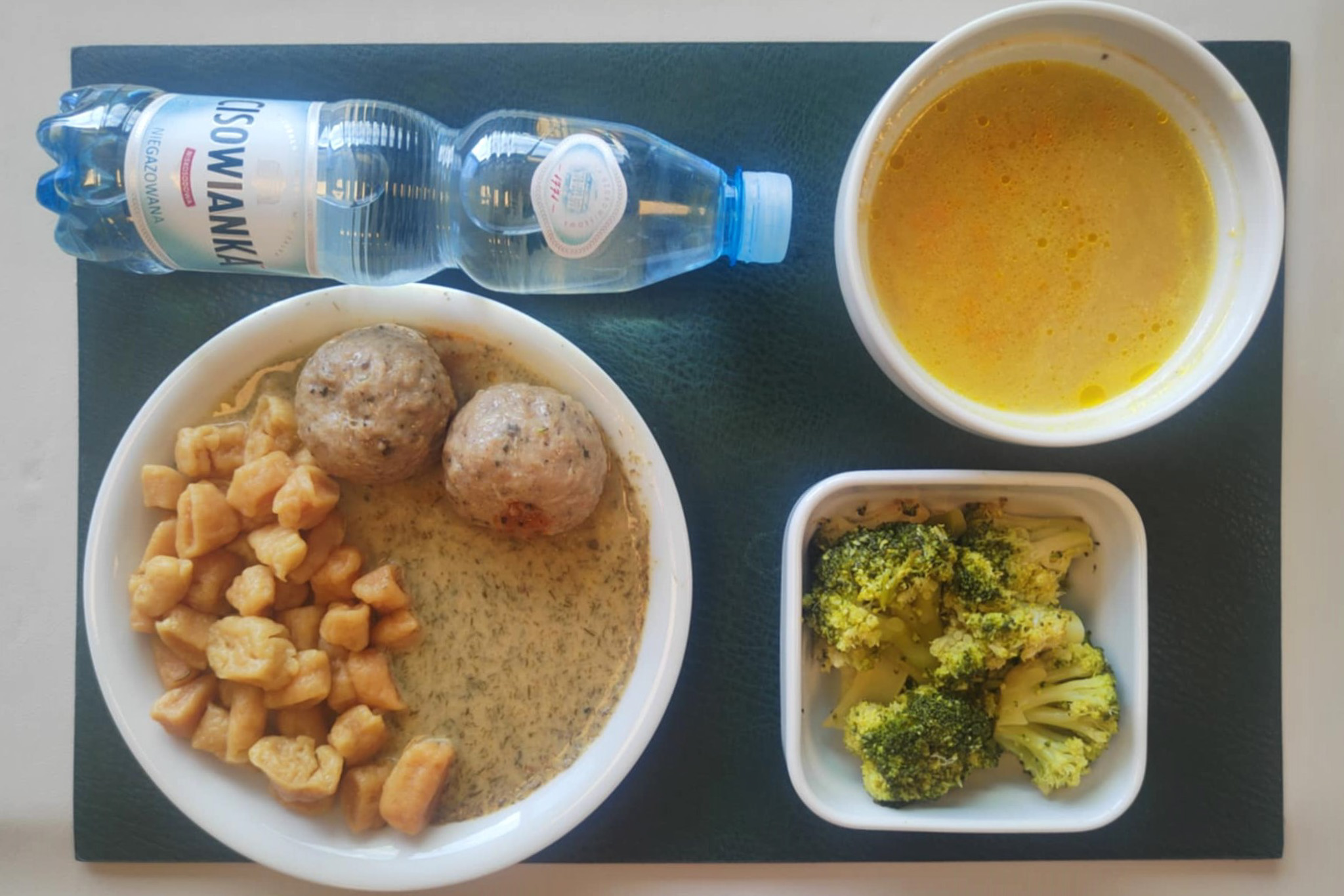 Dieta podstawowa  Zupa krem z batatów + 300 g ( SOJ, SEL,) Pestki dyni 10 g Dorsz pieczony w ziołach 100g + 100 g ( RYB,) Sos serowo-szpinakowy + 100 g ( MLE,) Kasza kuskus perłowa z natką pietruszki + 150 g (GLU PSZ, może zawierać: RYB, MCK, ) Surówka z czerwonej kapusty z olejem b/c + 150 g (MLE, S02,) Woda mineralna n/g 0,5l 1 szt